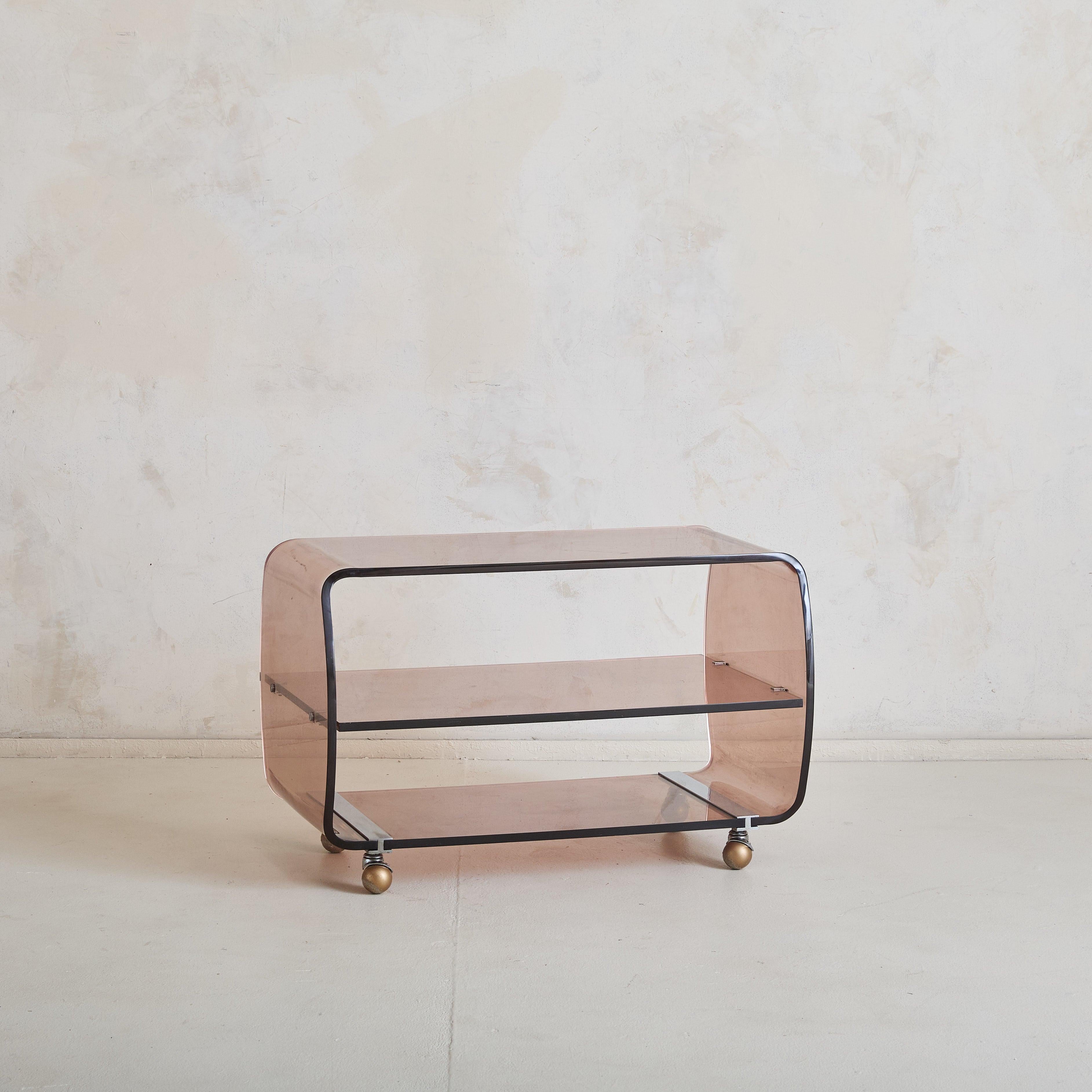 Carrello da bar o carrello portadischi scultoreo francese degli anni '70 attribuito a Michel Dumas per Roche Bobois. La Silhouette a tre livelli è realizzata interamente in plexiglass fumé rosato. La ferramenta cromata assicura il design, mentre le