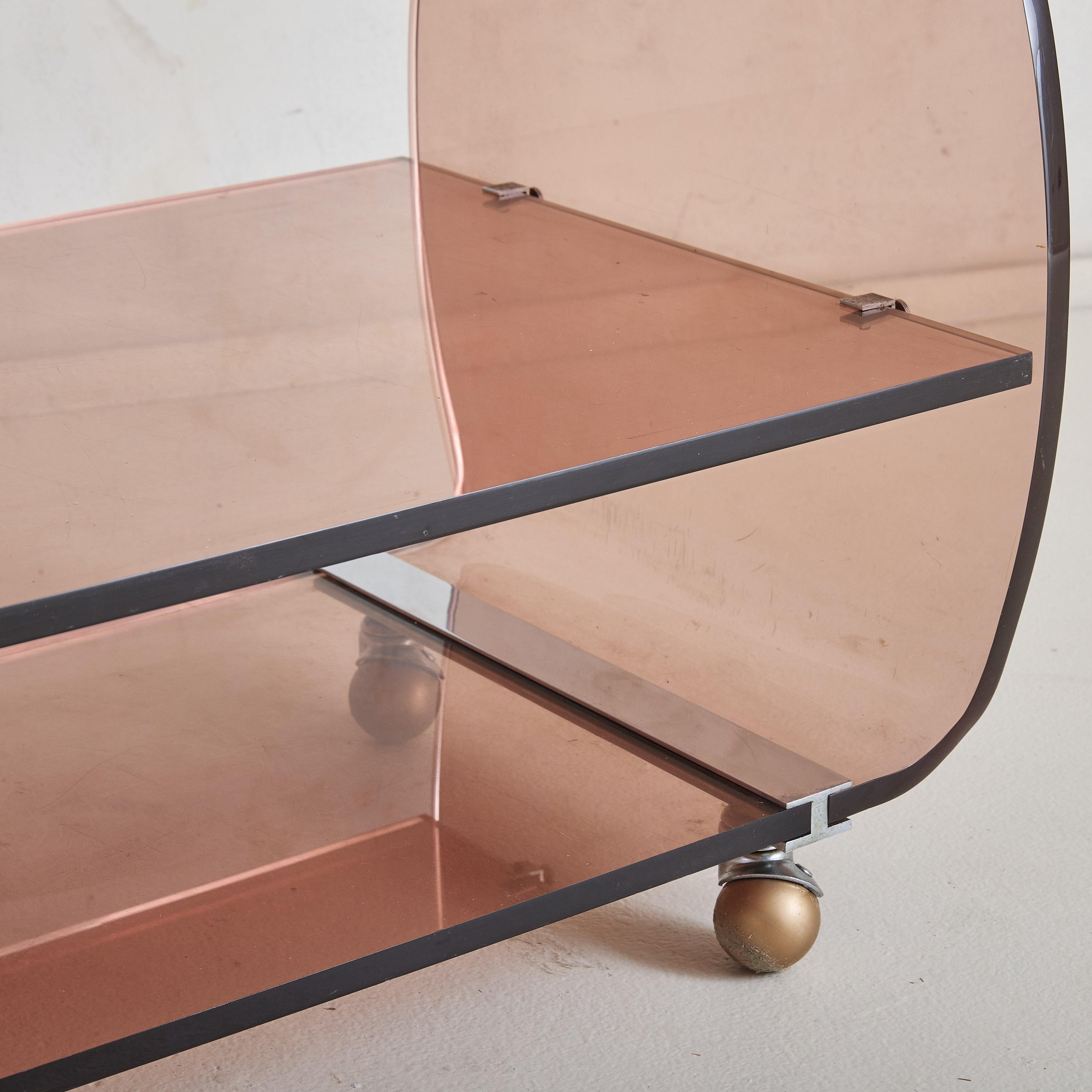 Mid-Century moderno Carrello da bar francese in plexiglass con rotelle Attribuito a Michel Dumas in vendita