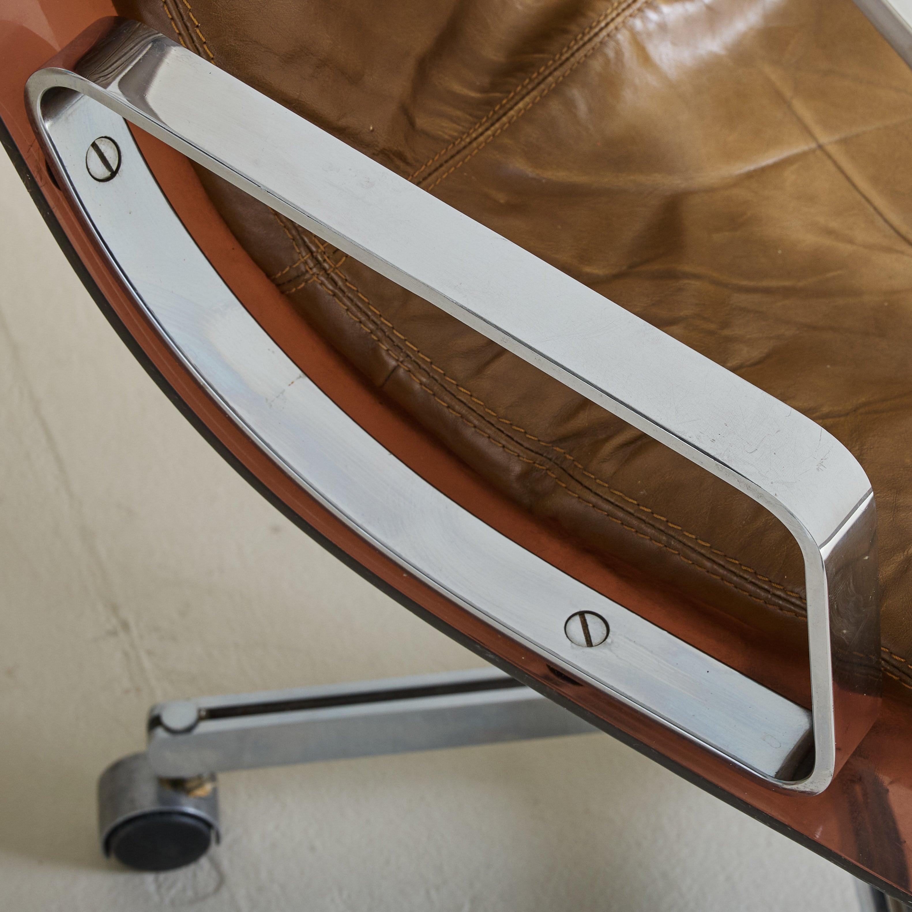 French Plexiglass Desk Chair with Leather Cushion Attributed Apelbaum, 1960s For Sale 5
