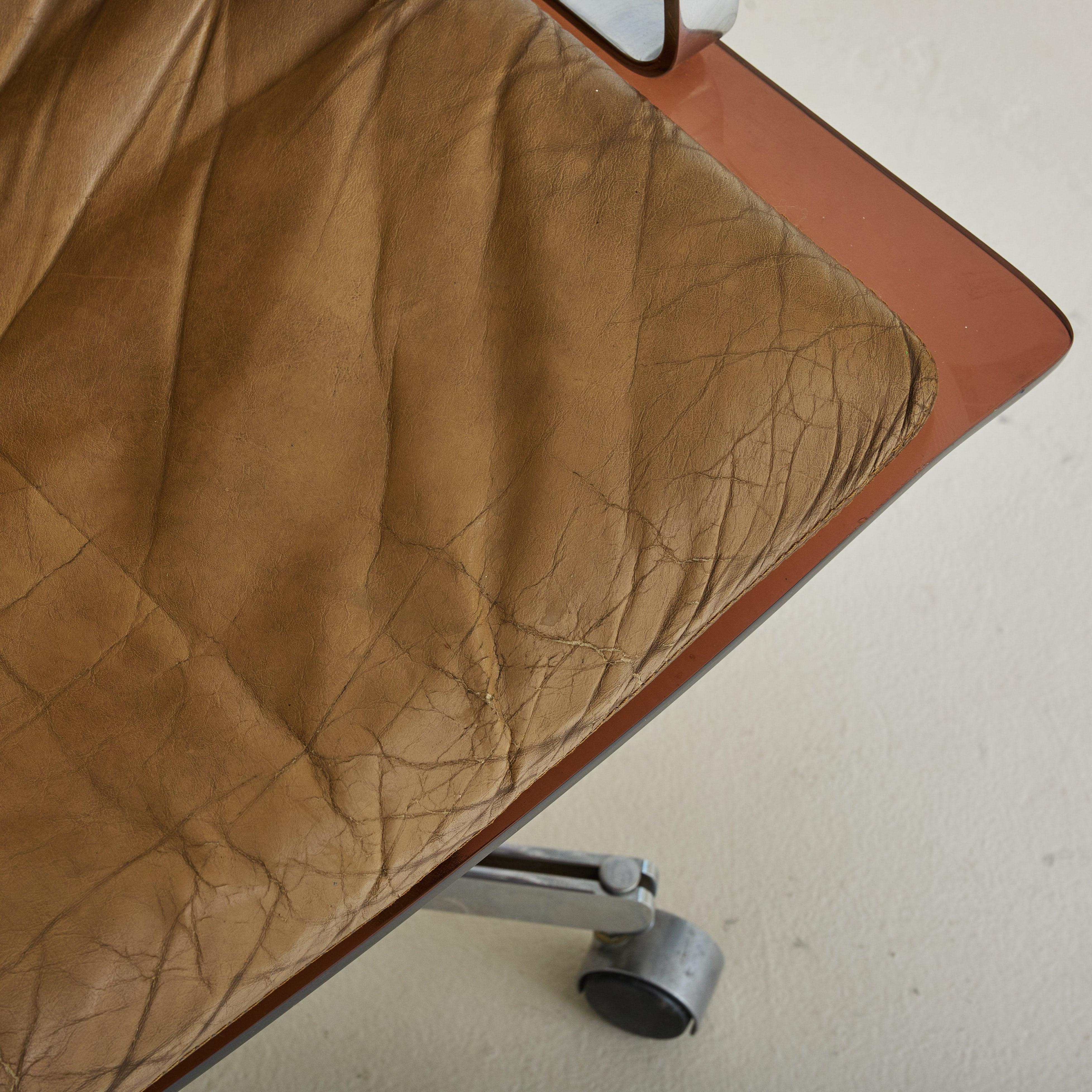 French Plexiglass Desk Chair with Leather Cushion Attributed Apelbaum, 1960s For Sale 1