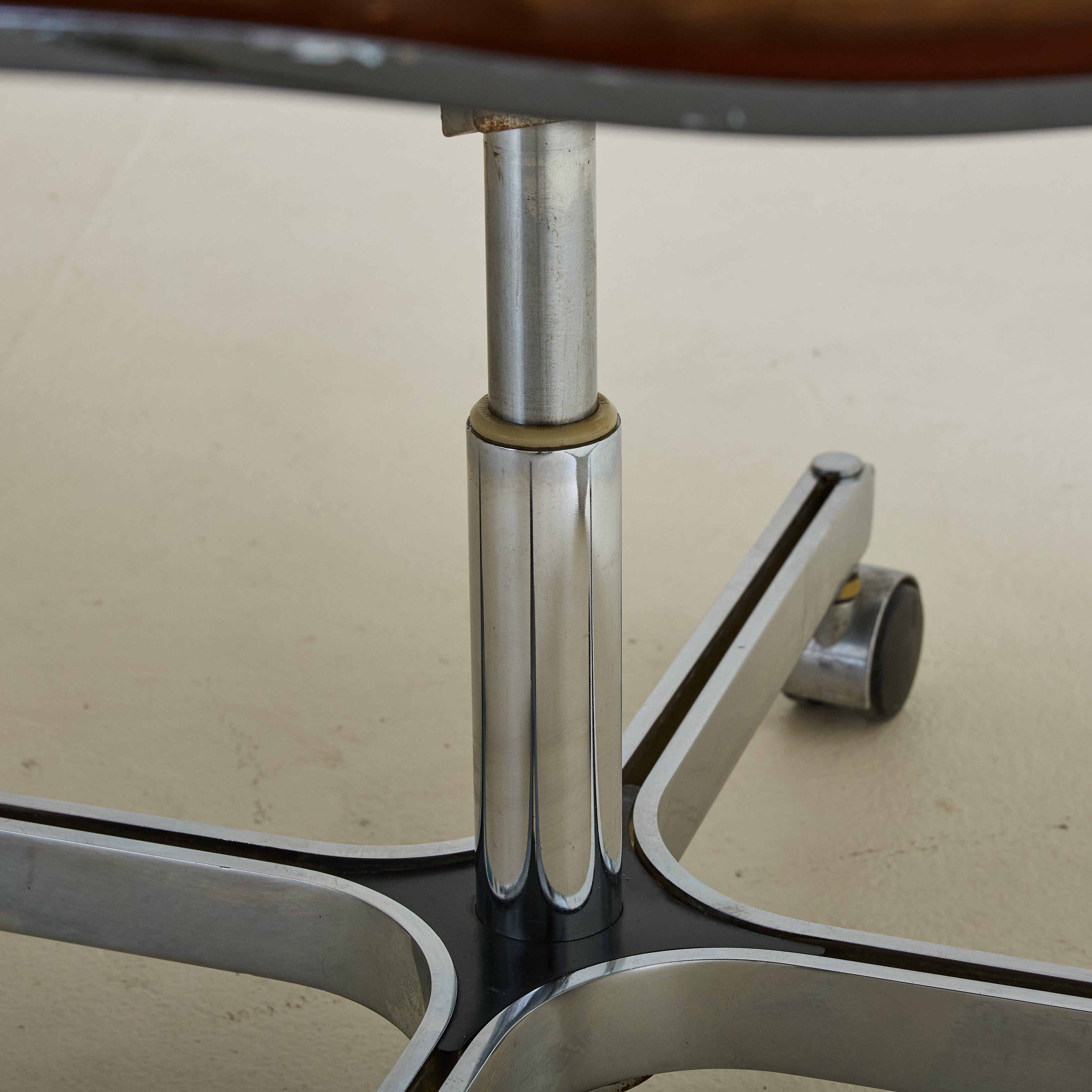 French Plexiglass Desk Chair with Leather Cushion Attributed Apelbaum, 1960s For Sale 3