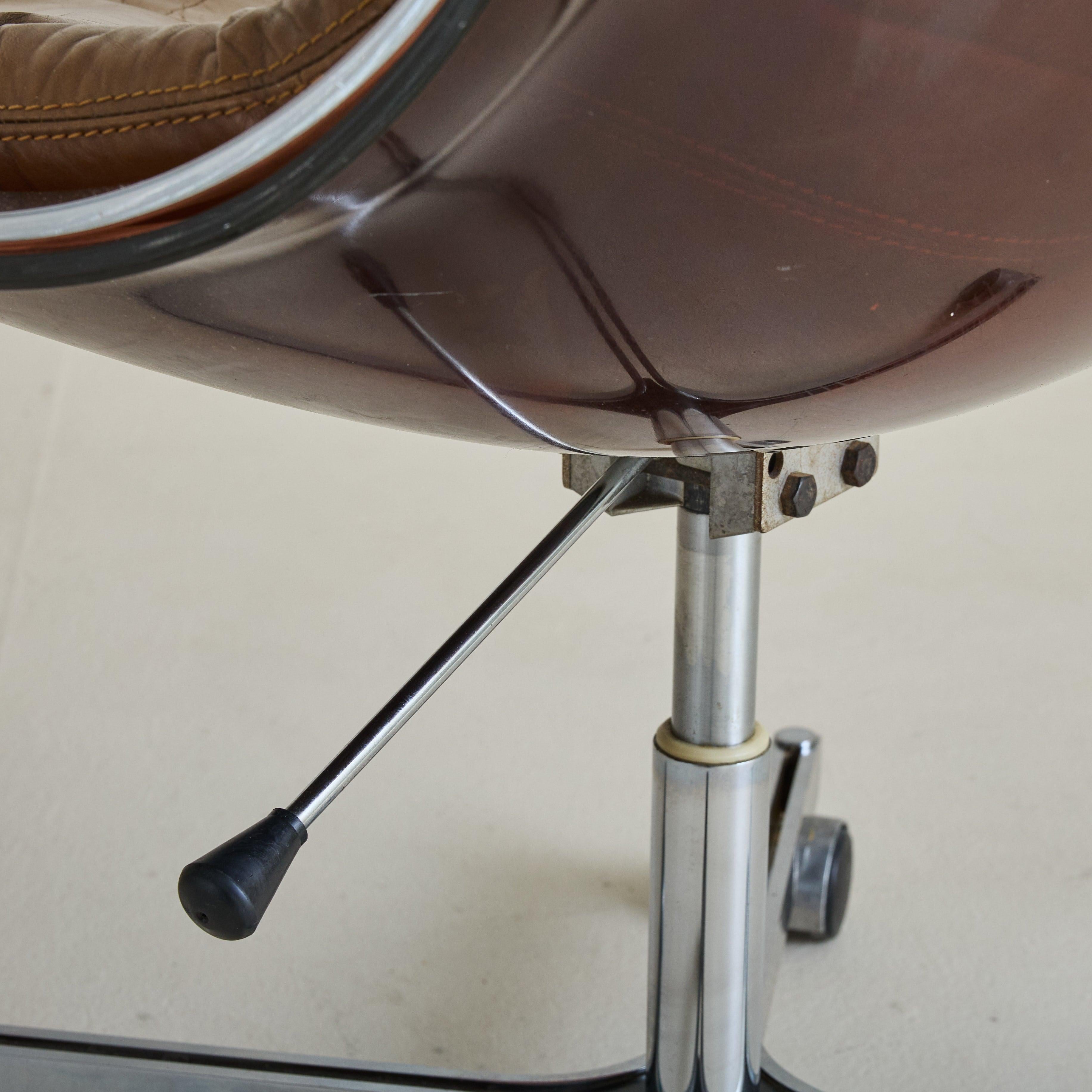 French Plexiglass Desk Chair with Leather Cushion Attributed Apelbaum, 1960s For Sale 4