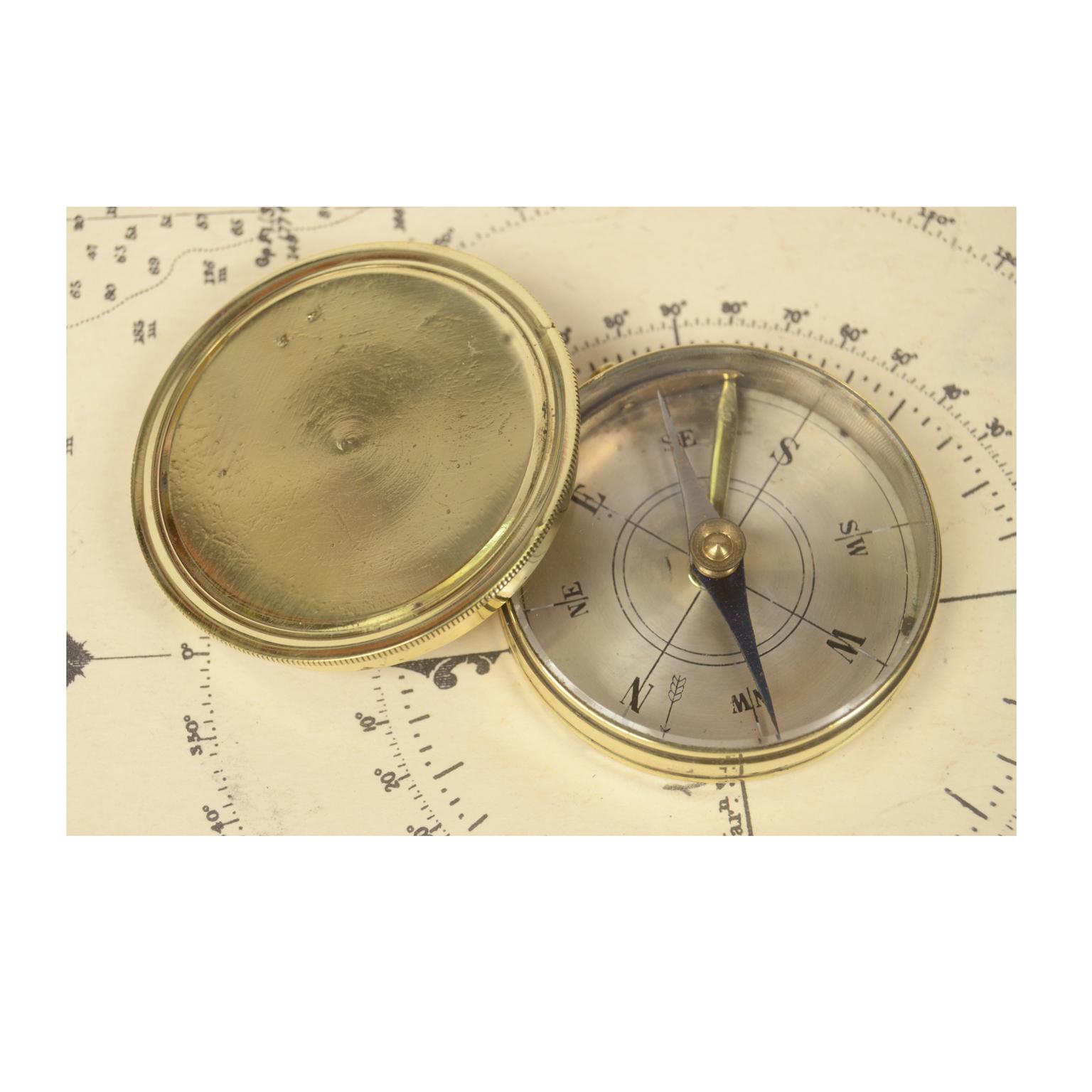 Petite boussole en laiton tourné avec couvercle, rose des vents à huit vents en laiton gravé et chromé, complète avec bloc aiguille pour le calcul des angles horizontaux. Fabrication française du début des années 1900. Excellent état, entièrement