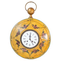 Horloge de Tôle suspendue en forme de montre de poche à décor floral, vers 1800