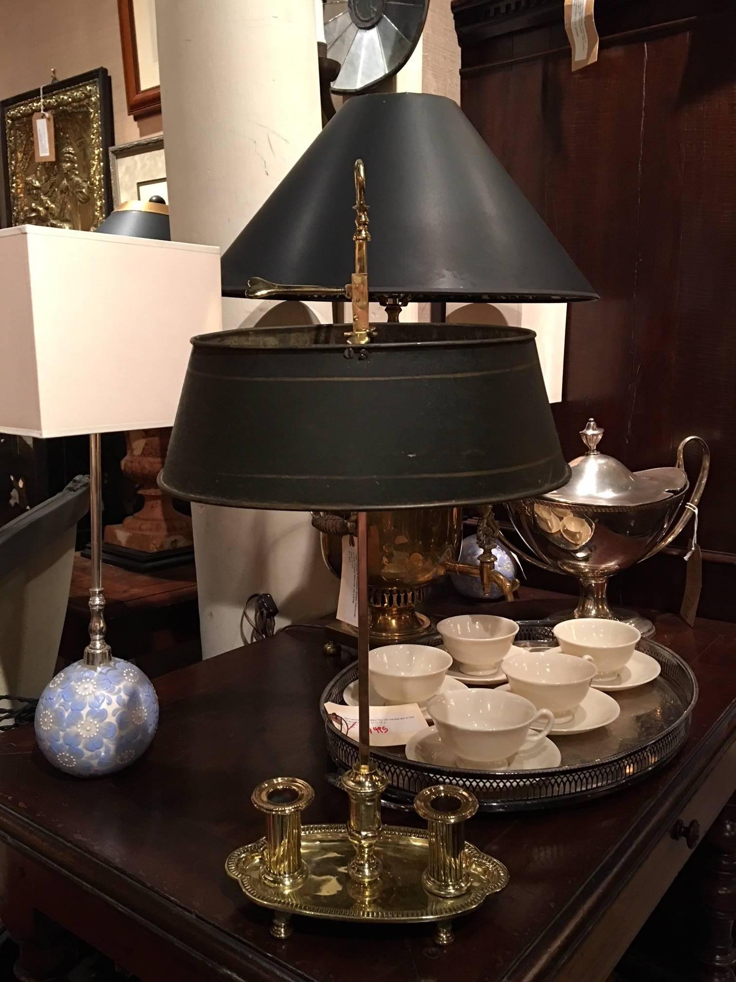 Lampe à deux bougies Bouillotte en laiton poli avec abat-jour en métal, 19e siècle. Il peut être électrifié sans coût supplémentaire.