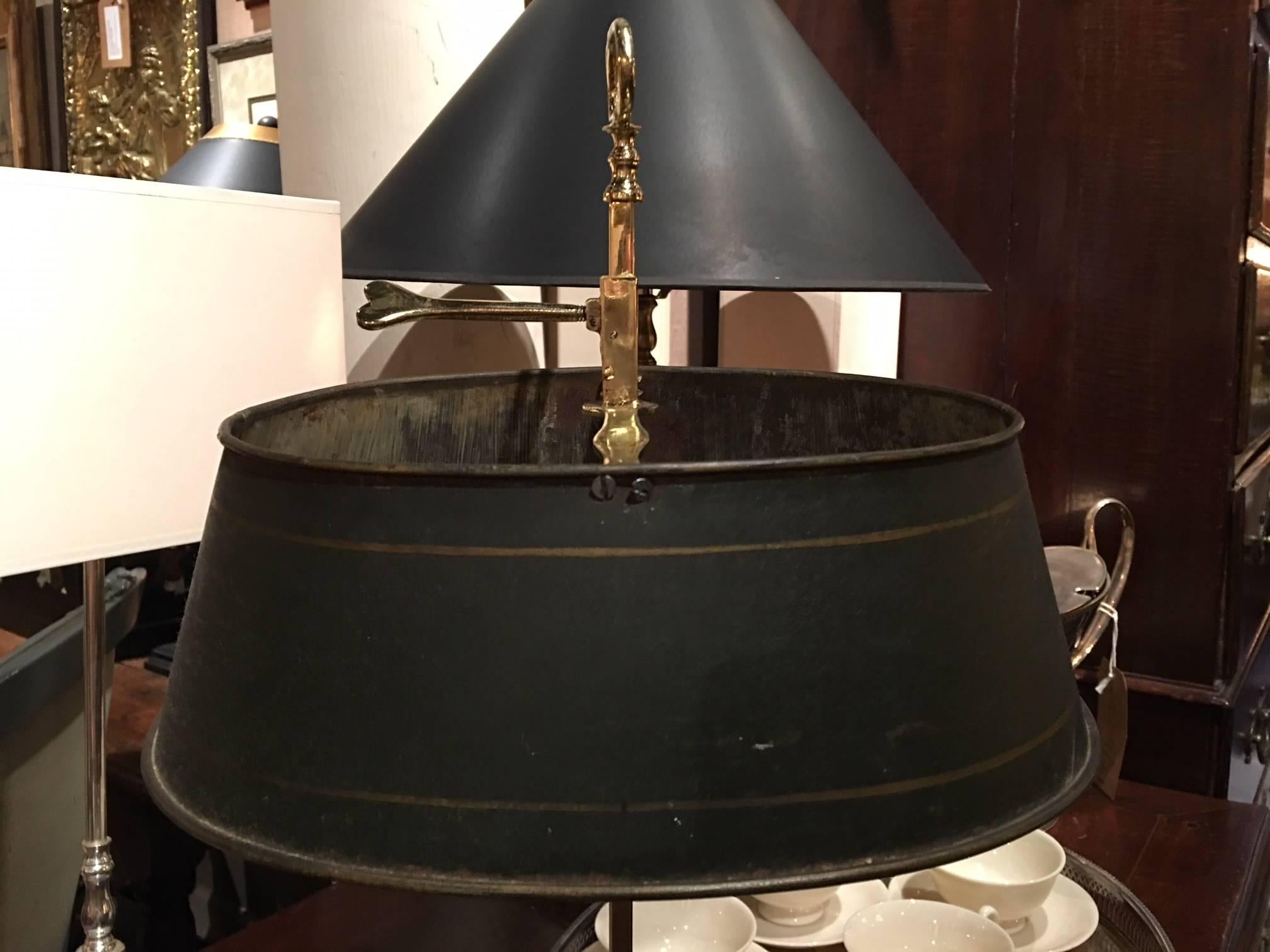 Lampe bouillotte française en laiton poli avec abat-jour en métal, XIXe siècle en vente 1