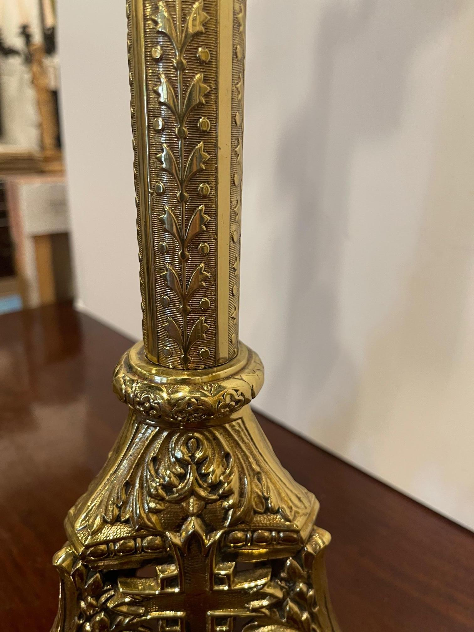 Francese Grillo decorativo o candeliere francese in ottone lucido, XIX secolo in vendita