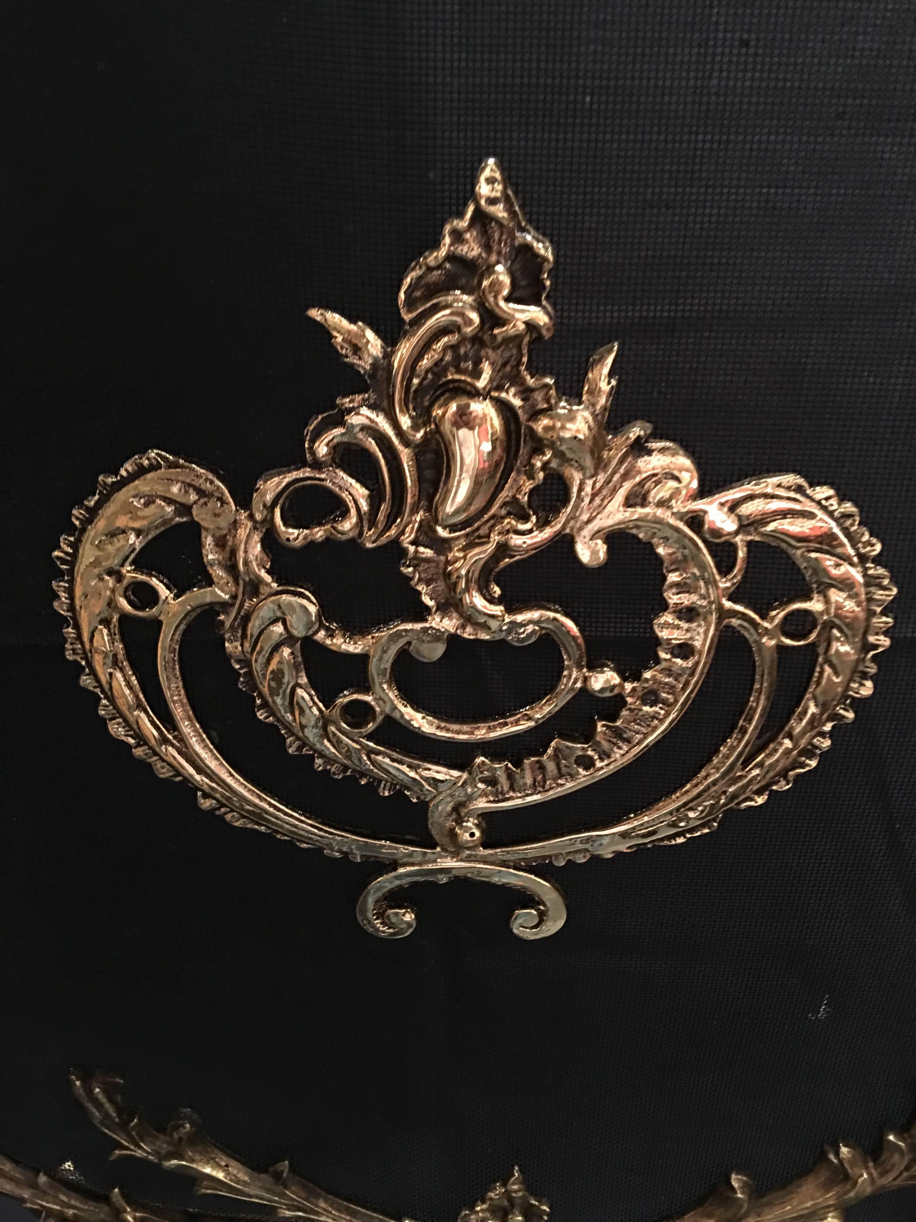 Kaminschirm aus poliertem Messing mit dekorativem Medaillon, 19. Jahrhundert (Französisch) im Angebot