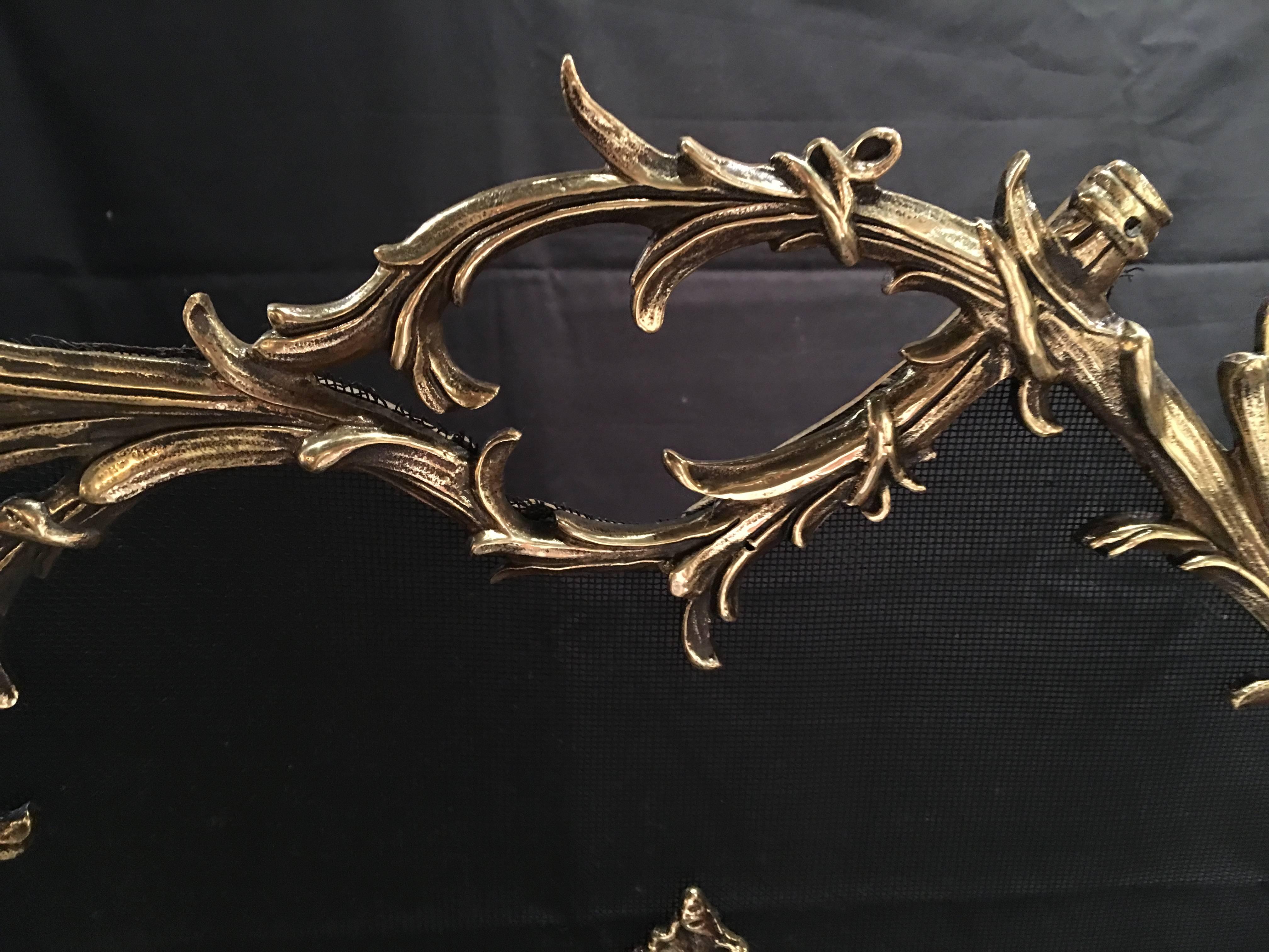 French Polished Brass Fireplace Screen with Decorative Medallion, 19th Century In Good Condition For Sale In Savannah, GA