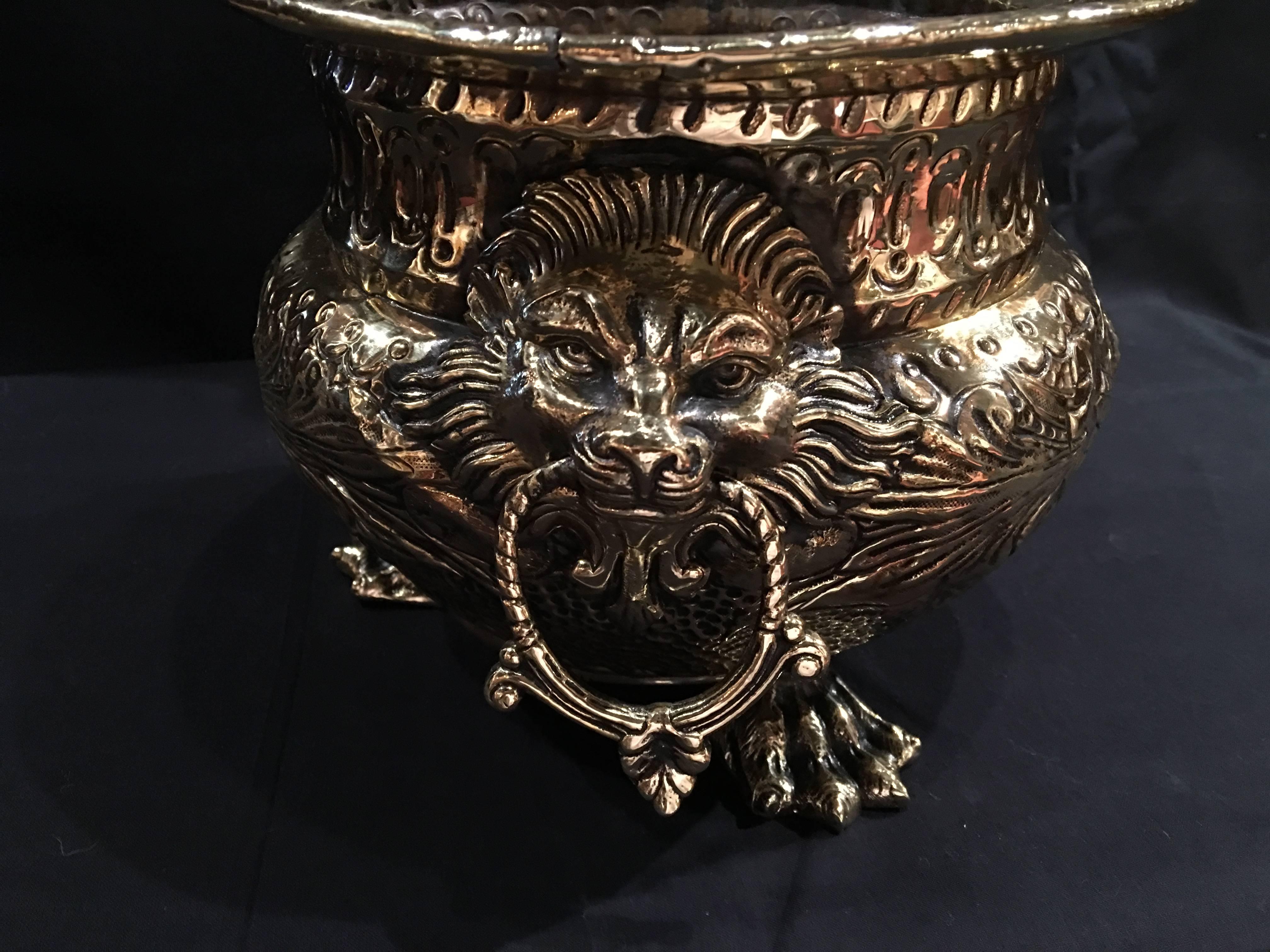 French Polished Brass Jardiniere Container Lion Head Ring Handle, 19th Century In Good Condition For Sale In Savannah, GA