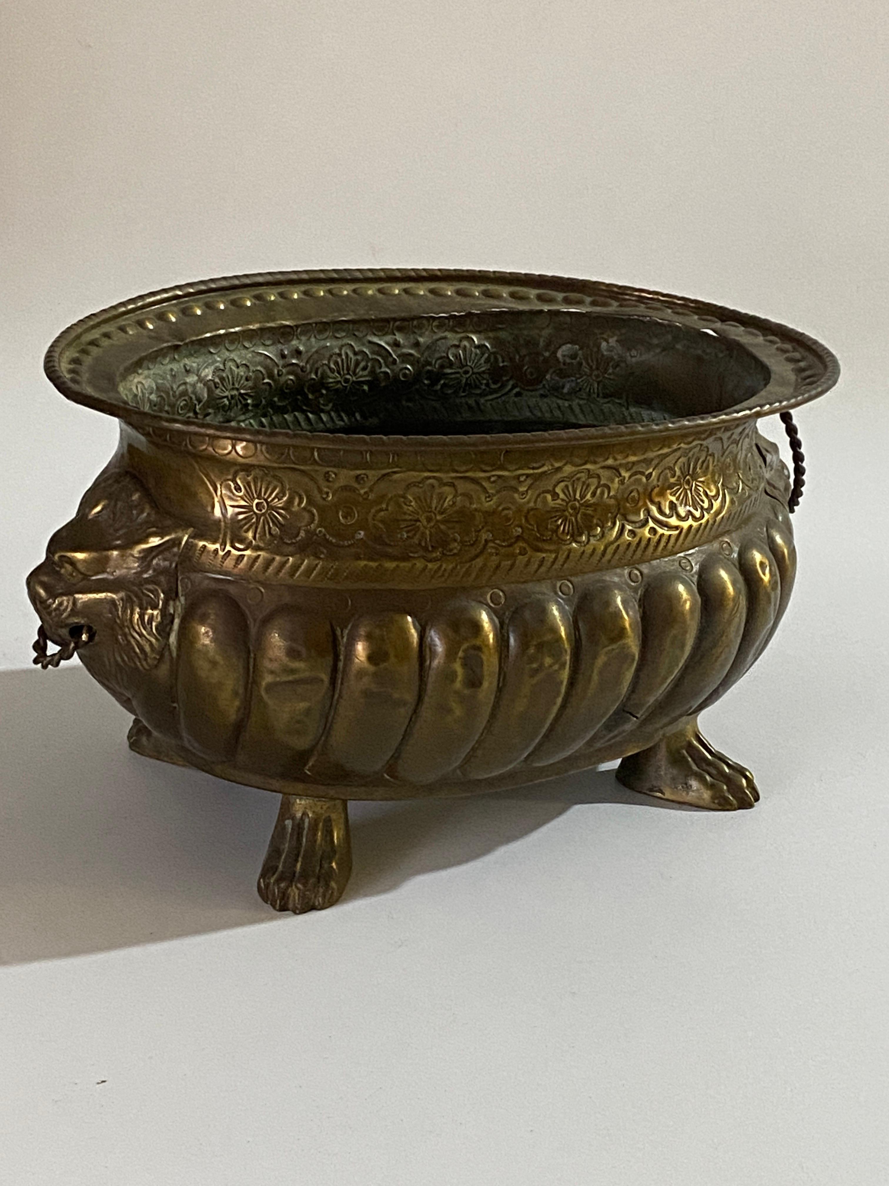 French Polished Brass Jardiniere with lions Ring Handles, 19th Century For Sale 5