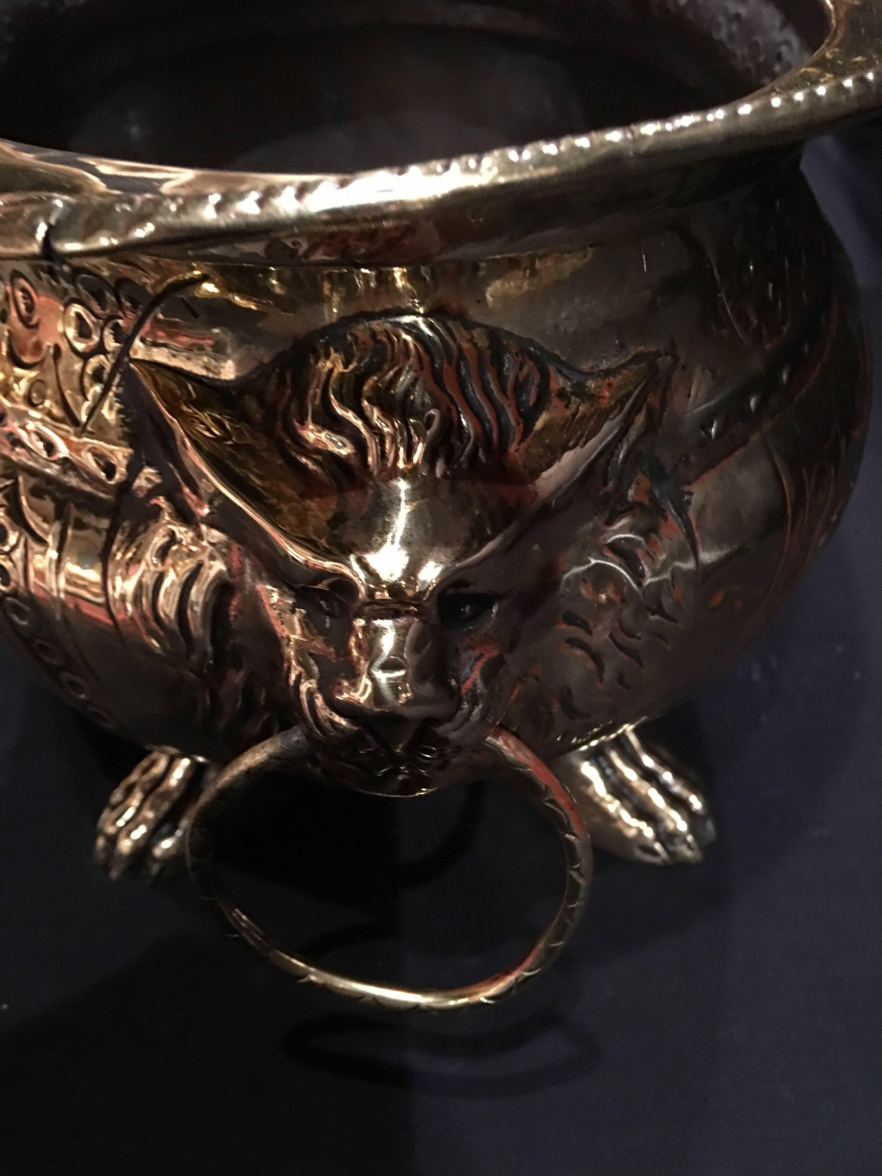 French Polished Brass Lion Head Ring Handle Jardiniere Claw Feet, 19th Century For Sale 2