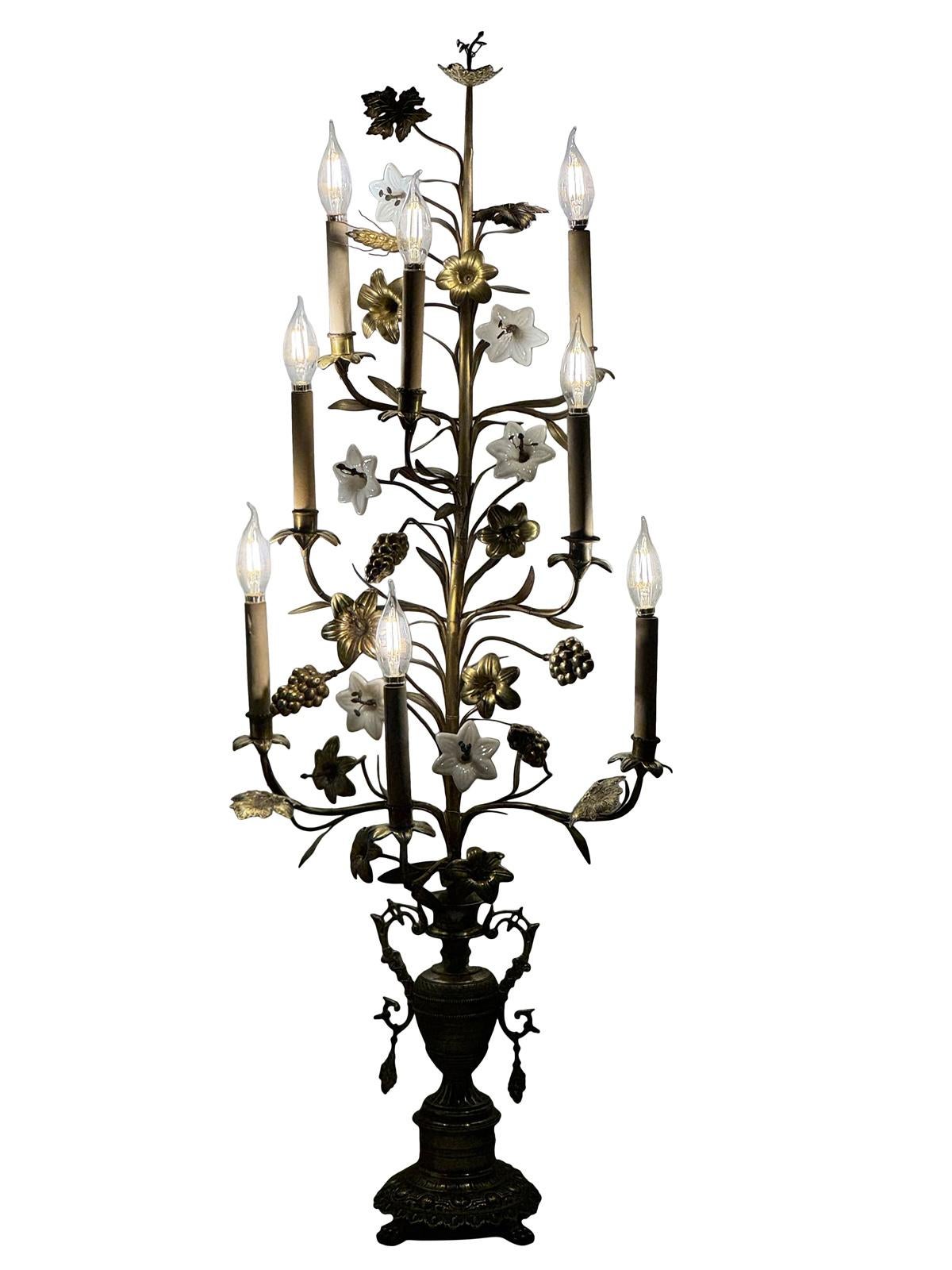 Candelabro de pie francés de latón pulido y cristal opalino con flores Art Nouveau en venta