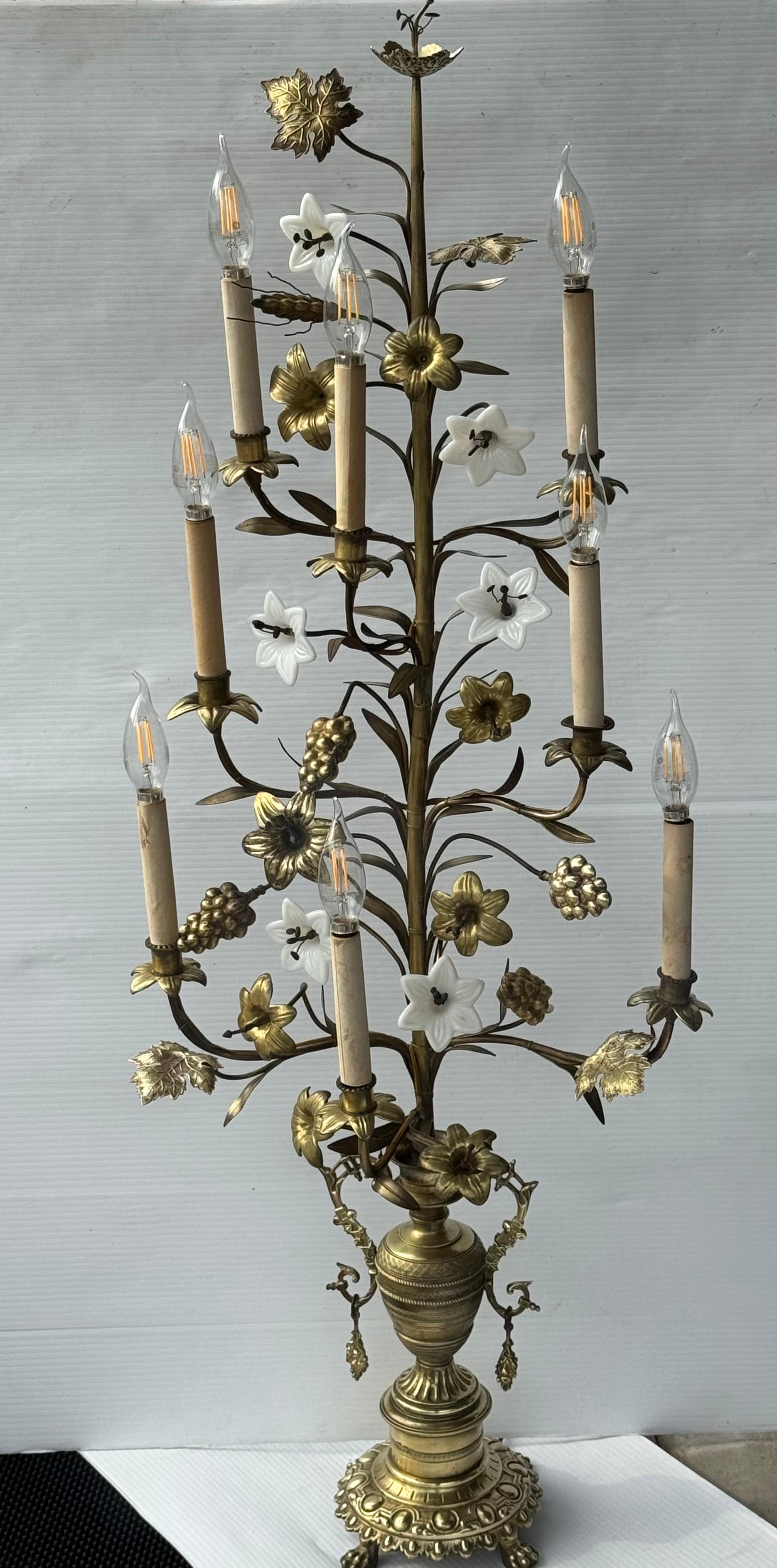 Candelabro de pie francés de latón pulido y cristal opalino con flores en Bastante bueno estado para la venta en Bensalem, PA