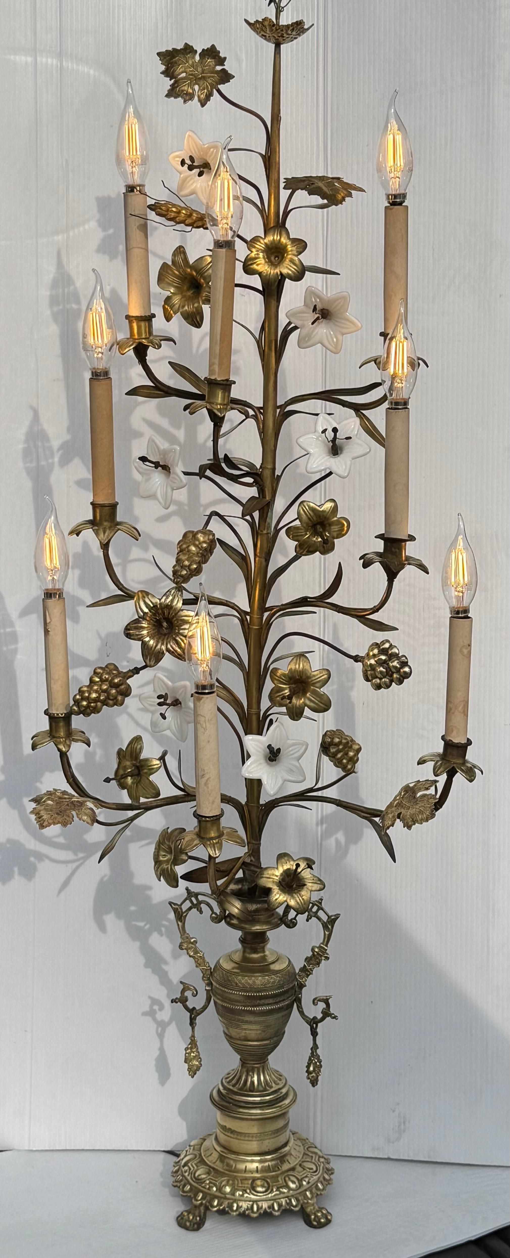 Candelabro de pie francés de latón pulido y cristal opalino con flores Mediados del siglo XIX en venta