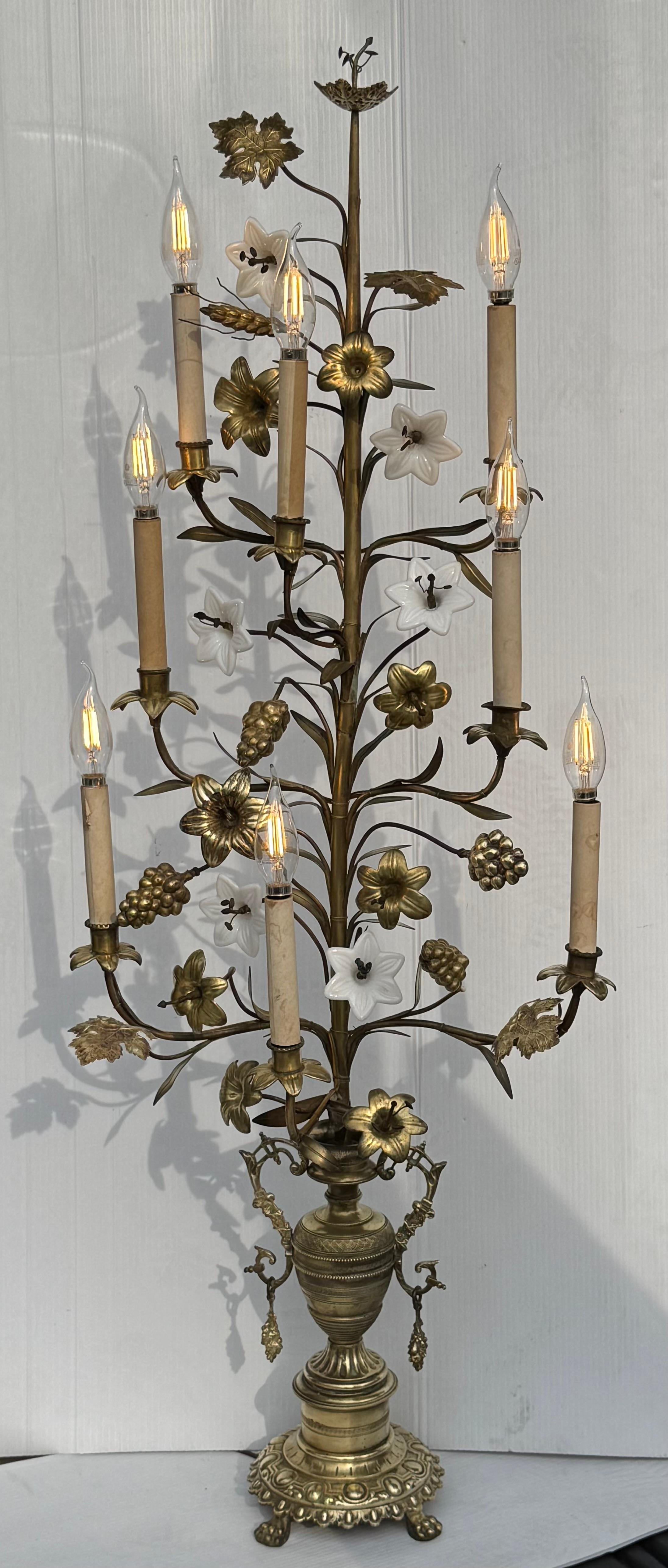 Candelabro de pie francés de latón pulido y cristal opalino con flores Latón en venta