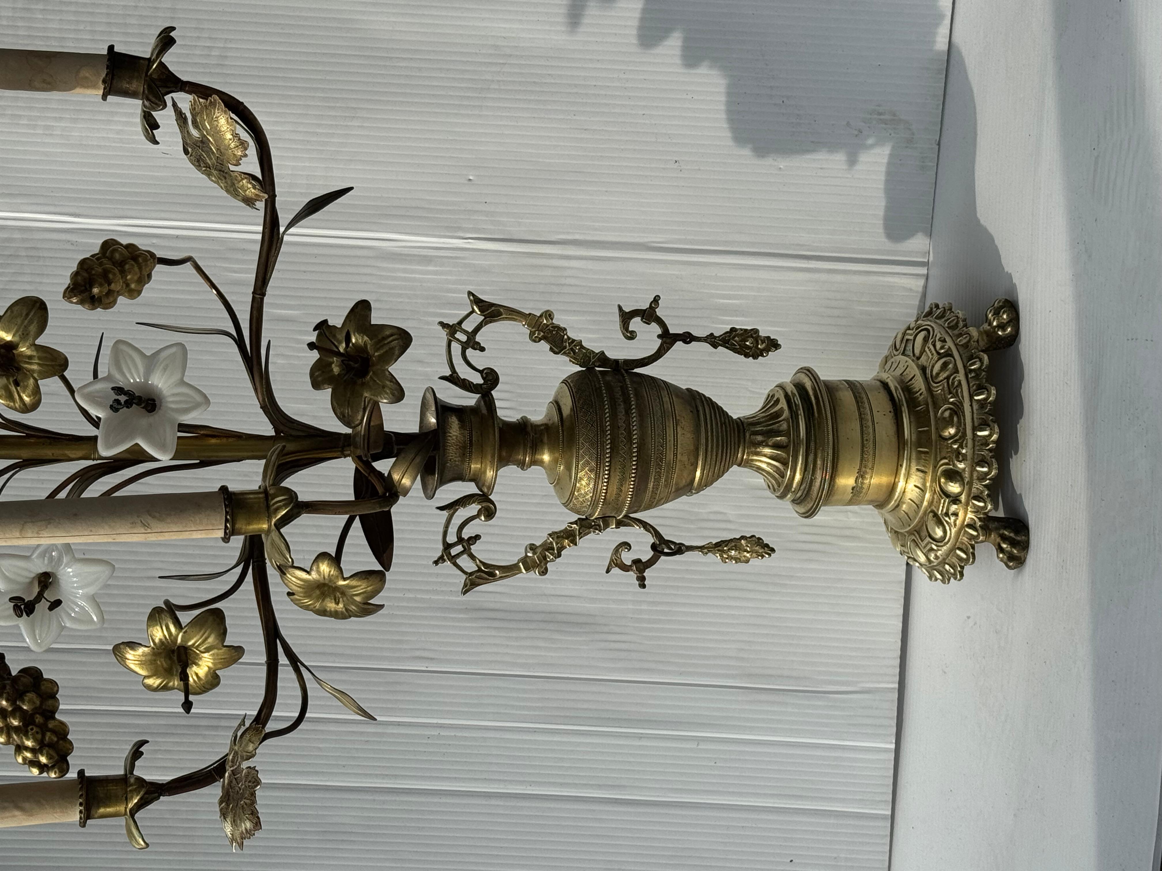 Candelabro de pie francés de latón pulido y cristal opalino con flores en venta 1