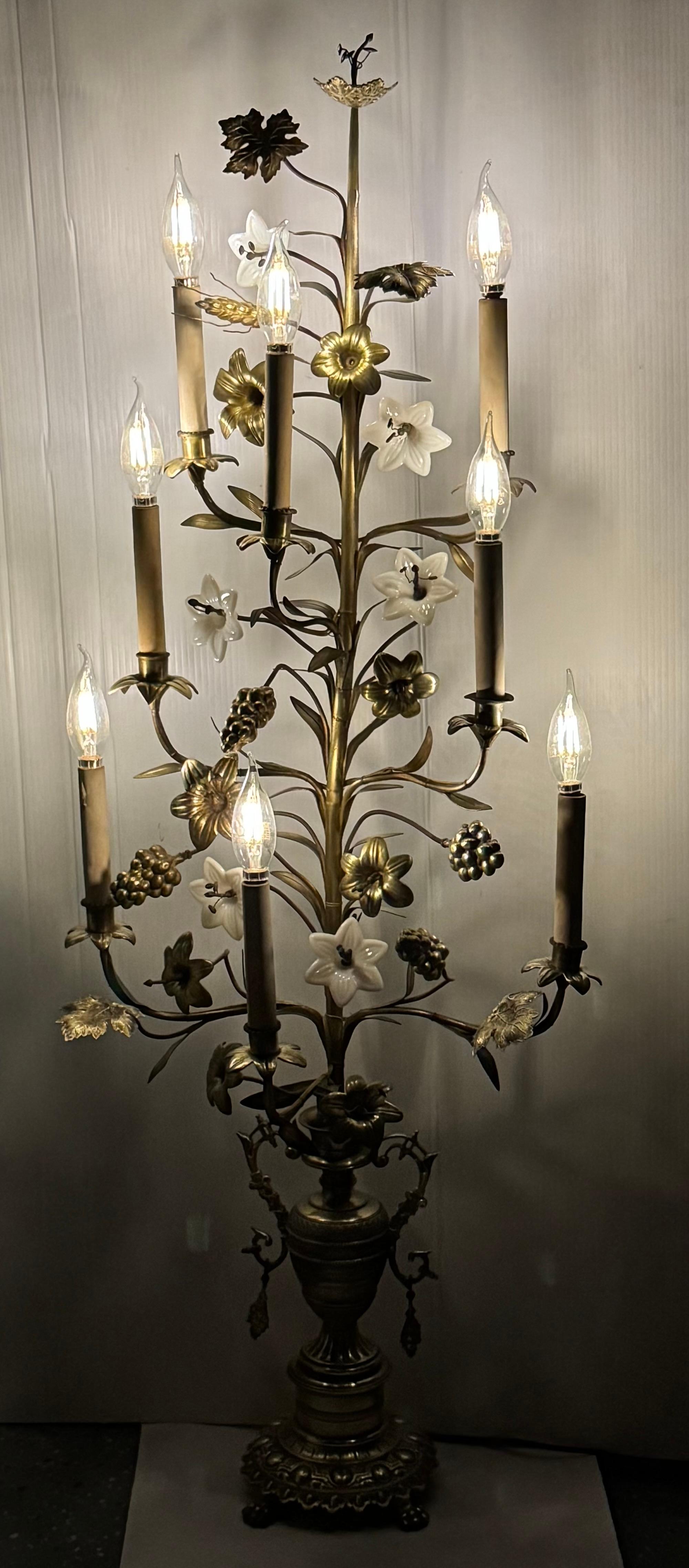 Candelabro de pie francés de latón pulido y cristal opalino con flores en venta 2