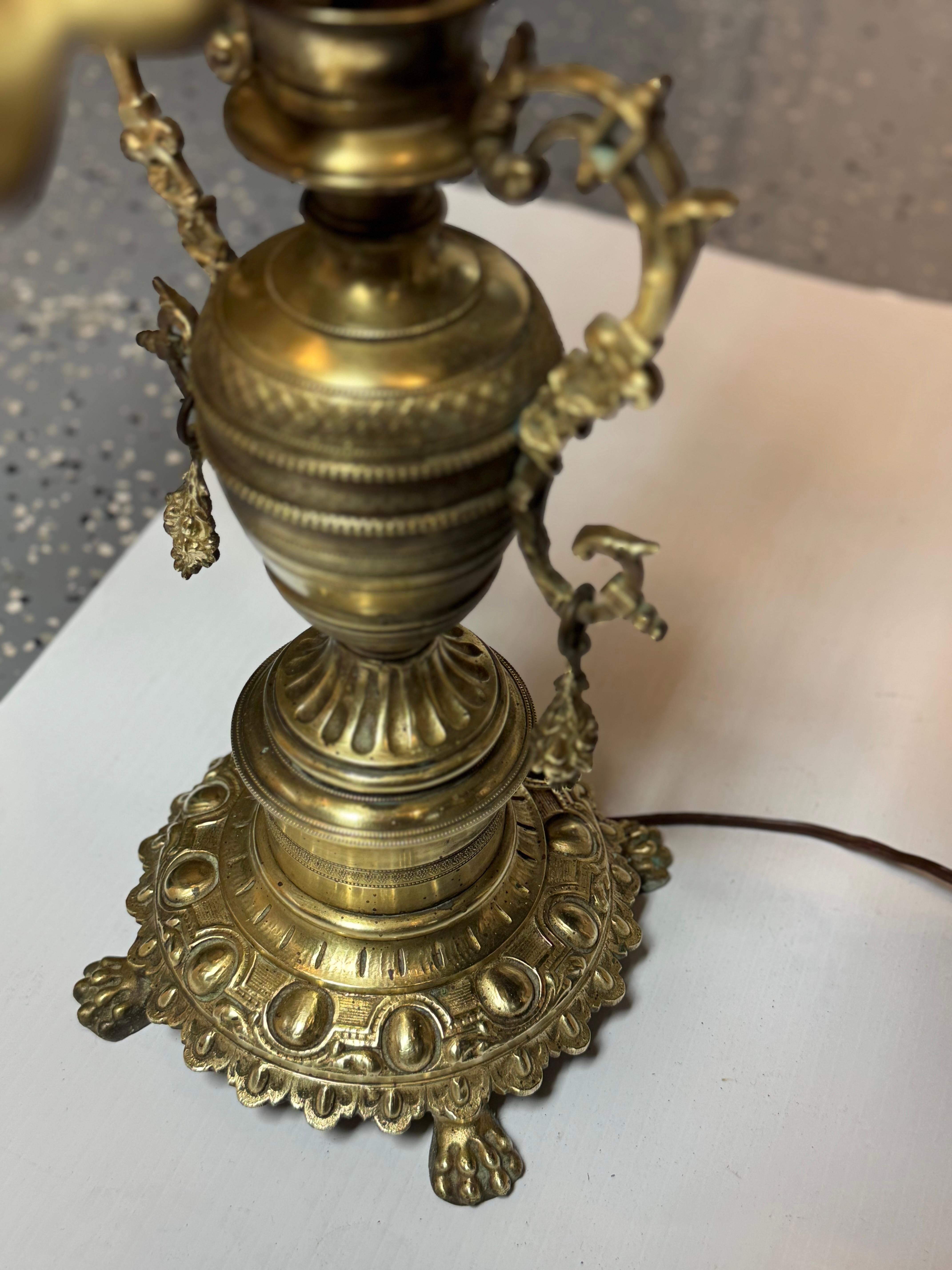 Candelabro de pie francés de latón pulido y cristal opalino con flores en venta 3