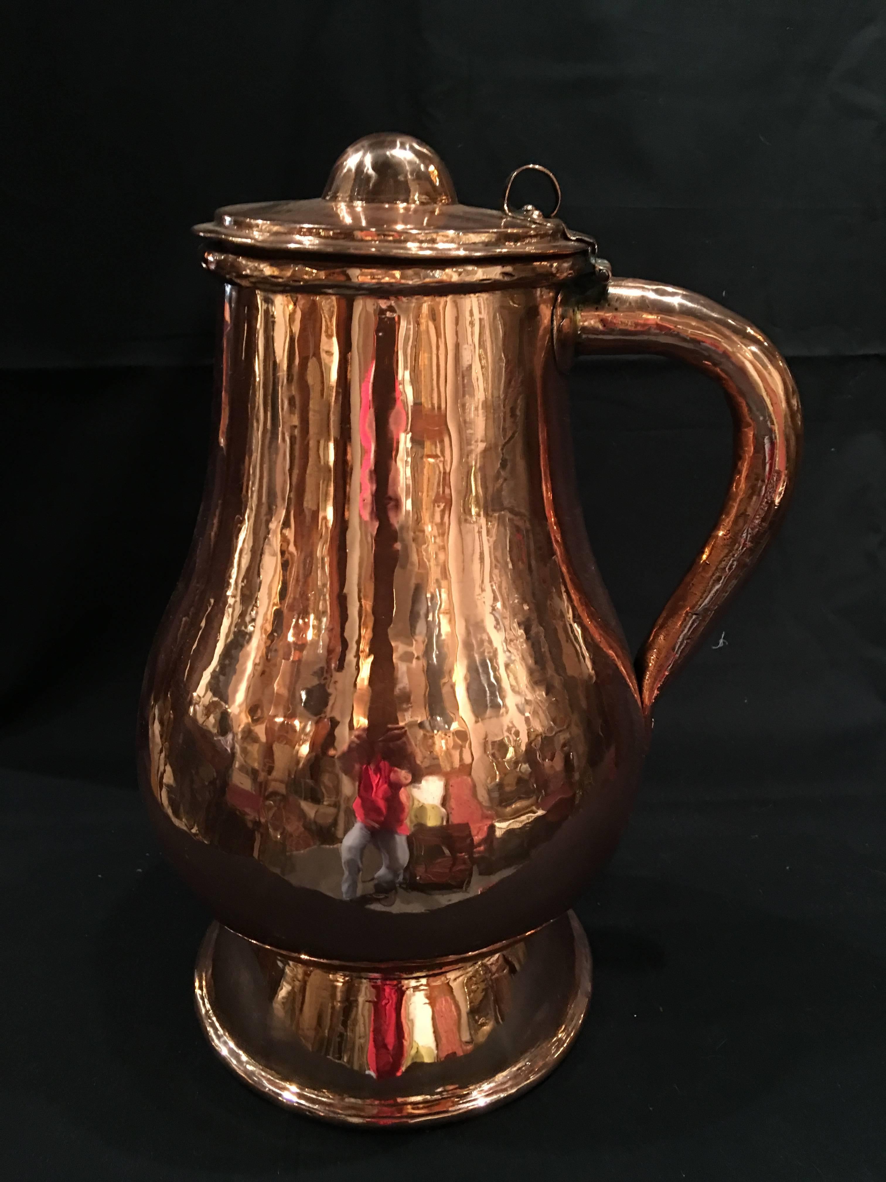 French polished copper jug or pitcher with lid and handle, 19th century.