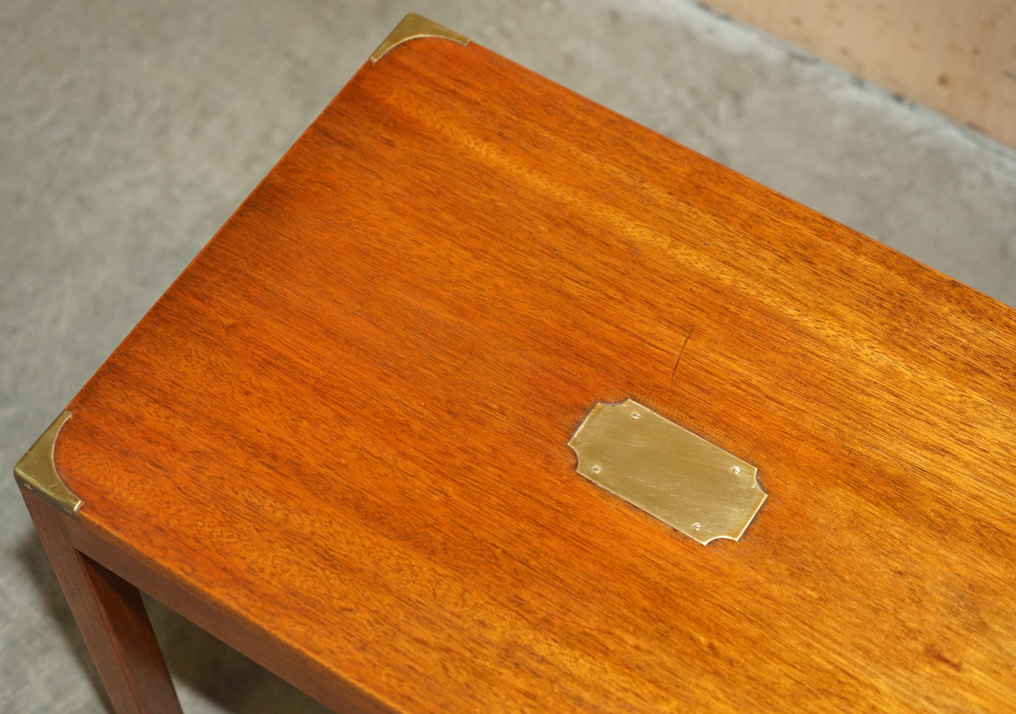 FRANZÖSISCH POLIERTES HARTHOLZ KENNEDY HARRODS LONDON MiLITARY CAMPAIGN COFFEE TABLE (Handgefertigt) im Angebot