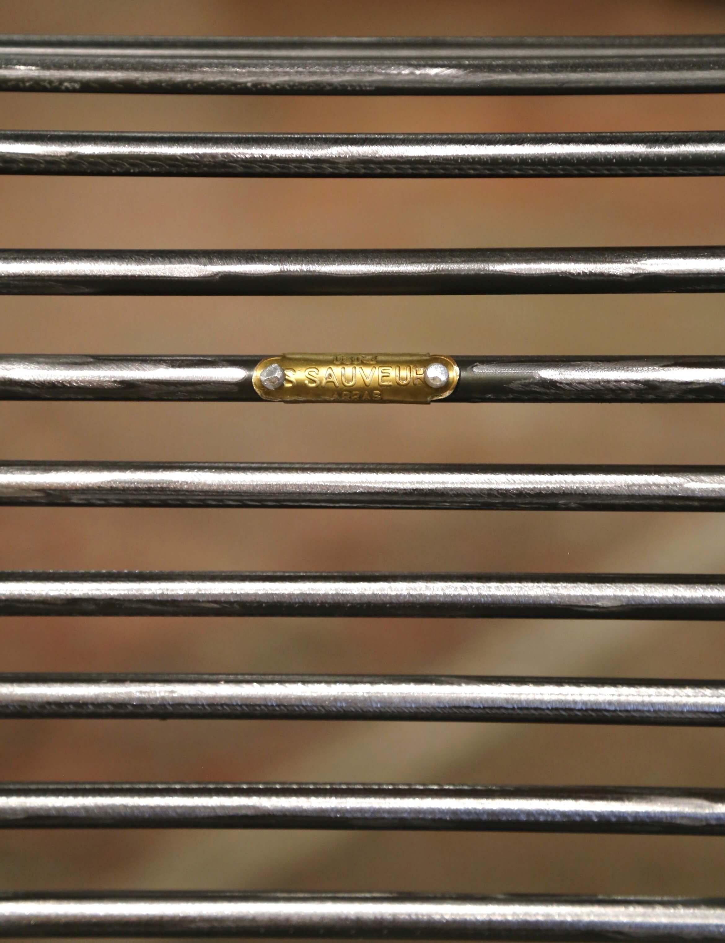Banc à trois places en fer poli français avec bras à volutes signé Sauveur Arras Excellent état à Dallas, TX