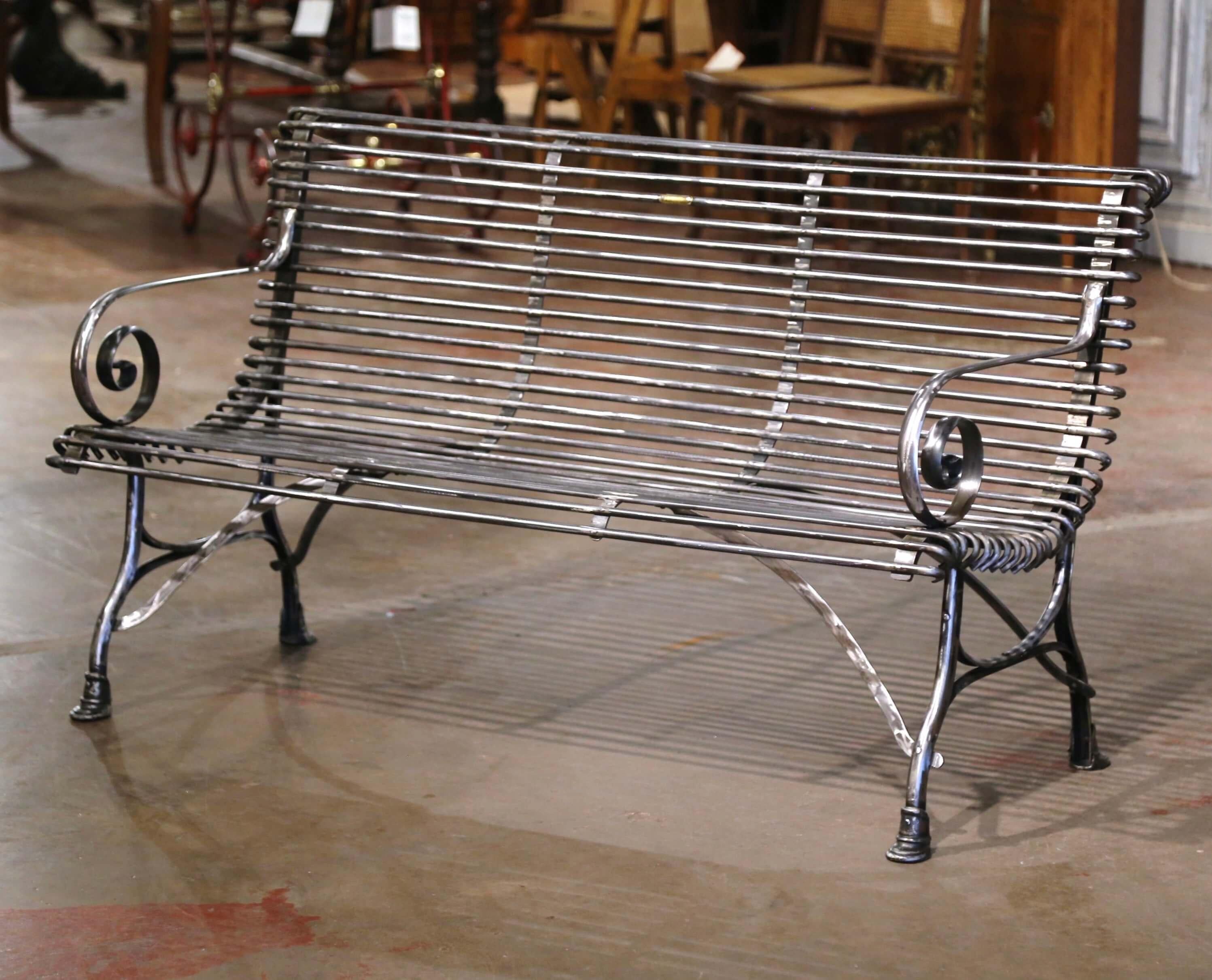 XXIe siècle et contemporain Banc à trois places en fer poli français avec bras à volutes signé Sauveur Arras