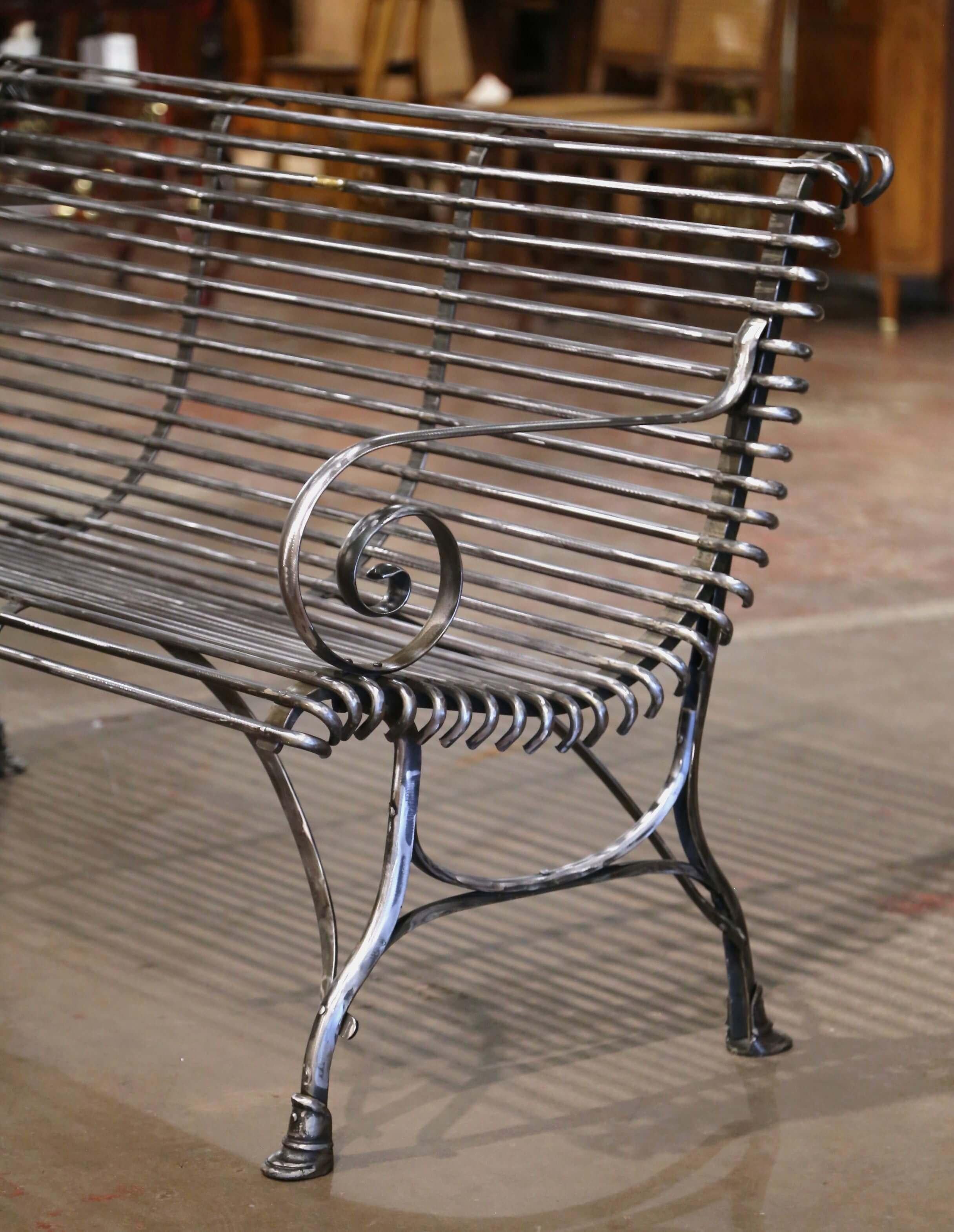 Fer Banc à trois places en fer poli français avec bras à volutes signé Sauveur Arras