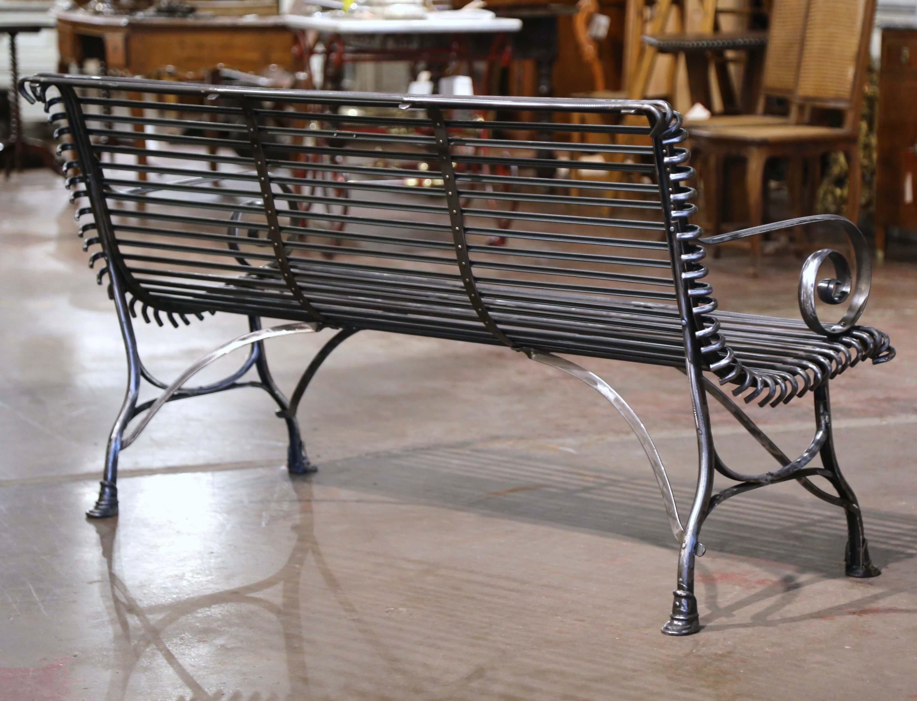 Banc à trois places en fer poli français avec bras à volutes signé Sauveur Arras 1