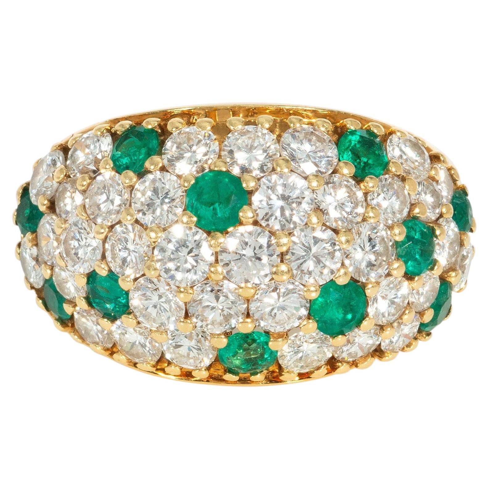 Bague française à pois, sertie d'émeraudes et de diamants
