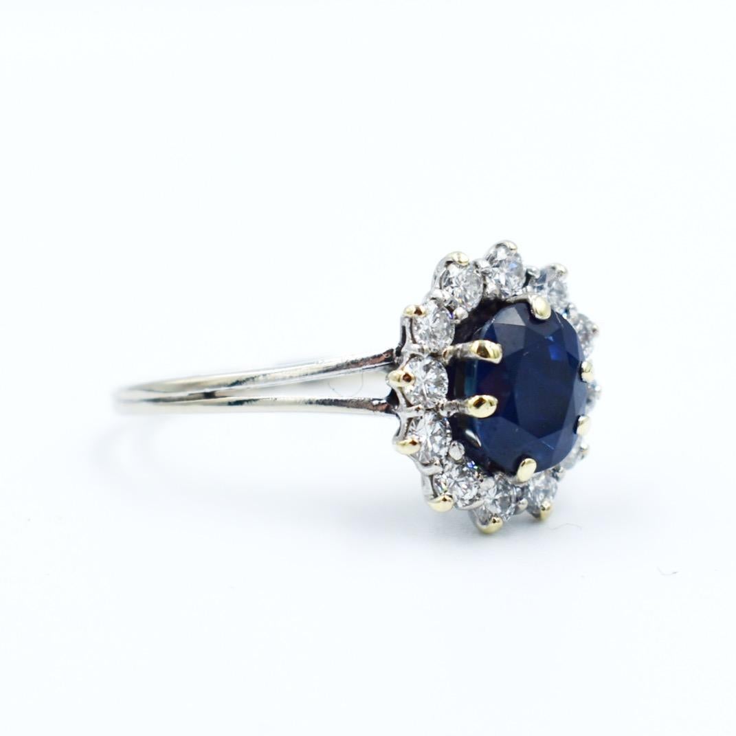 Vintage pompadour ring in 18k gold French Mark. It is adorned with a beautiful natural sapphire of 2.20 carats surrounded by 12 diamonds Vs. approximately 1 carat

Weight: 3.8g

Size: 57 FR (8 US - Q UK)

Metal: 18k white gold

Stones: Sapphire