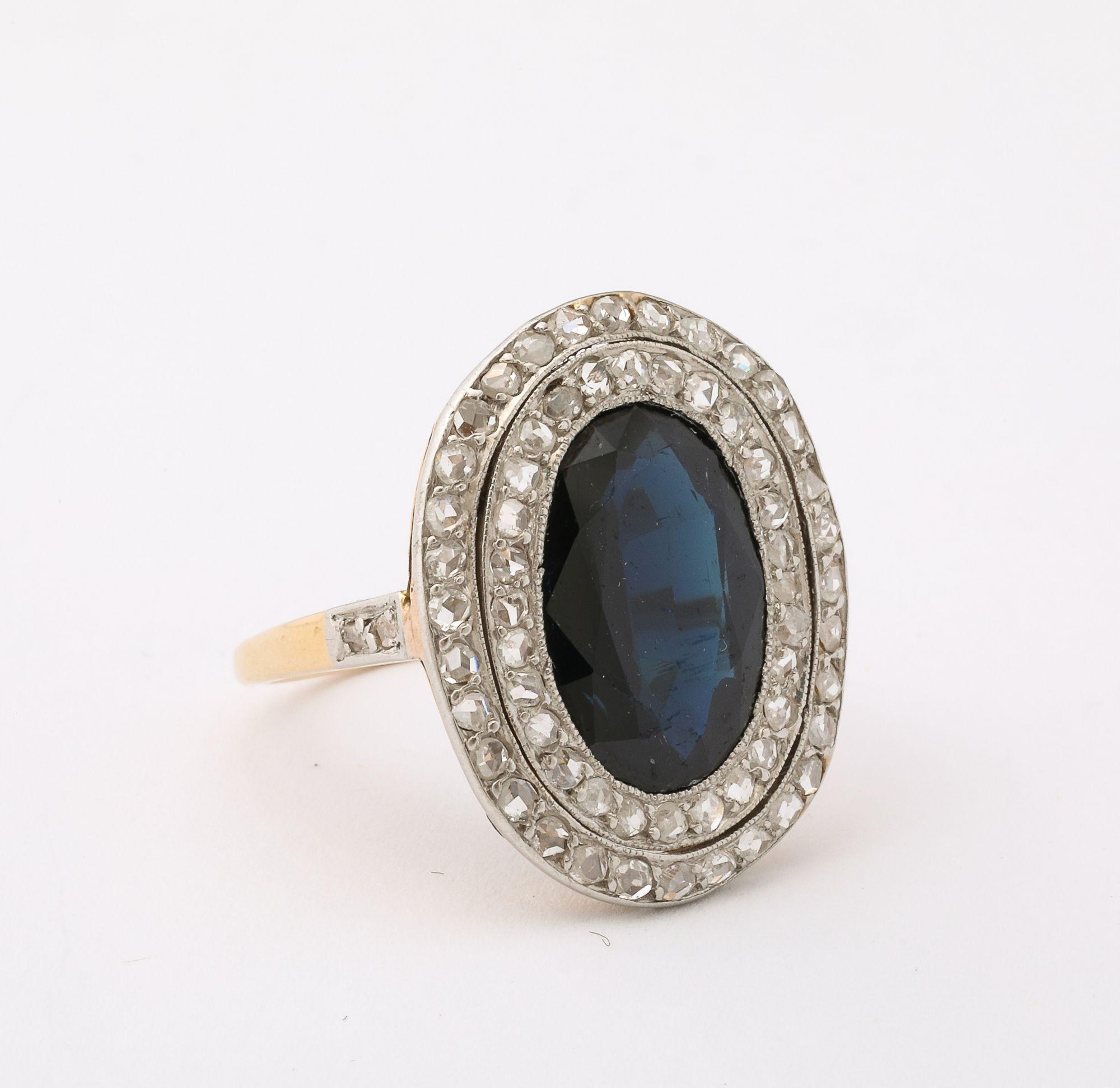 Questo squisito anello incarna l'eleganza dello stile francese 