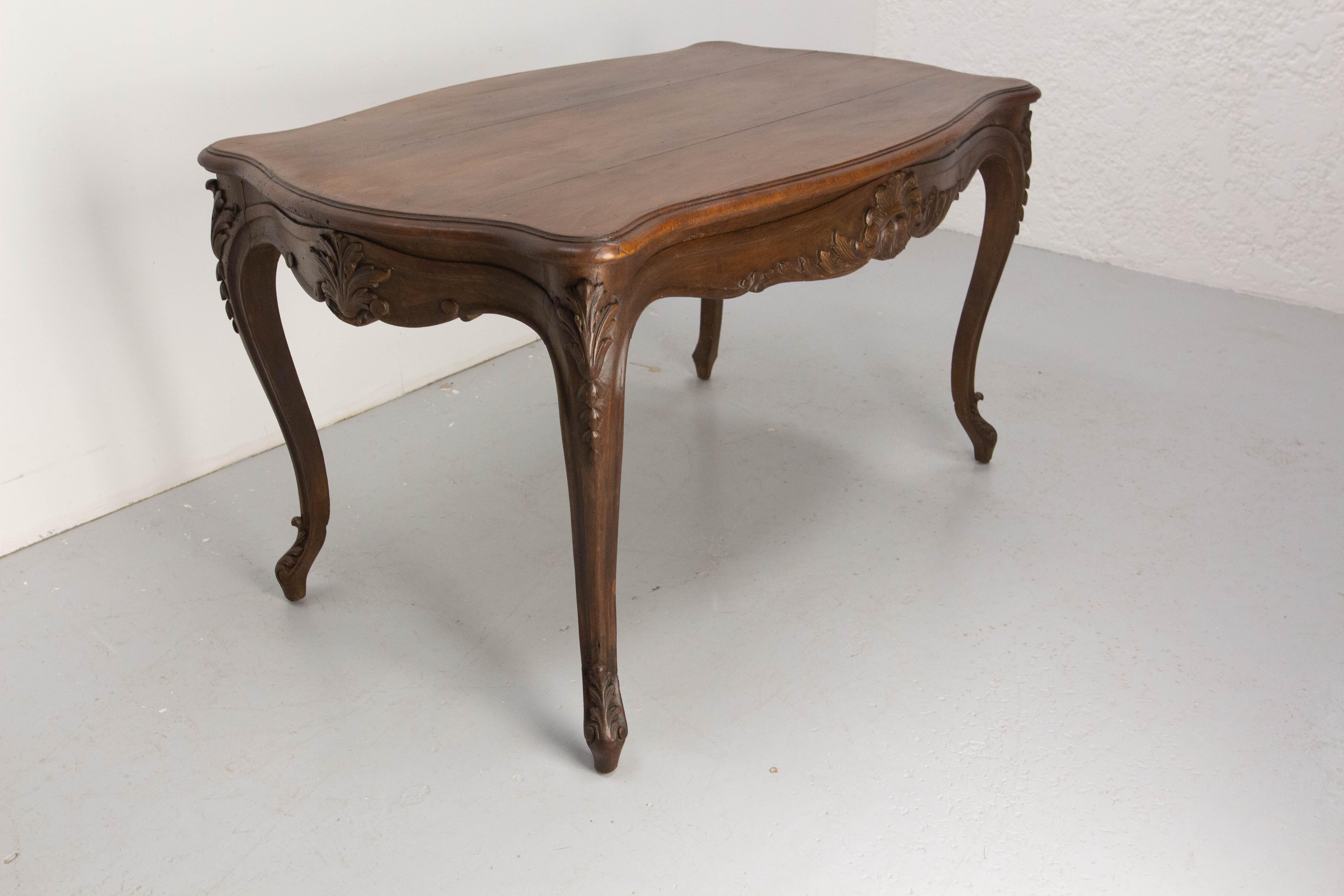 Francese Tavolo da pranzo in pioppo francese in stile Luigi XV circa 1850 in vendita
