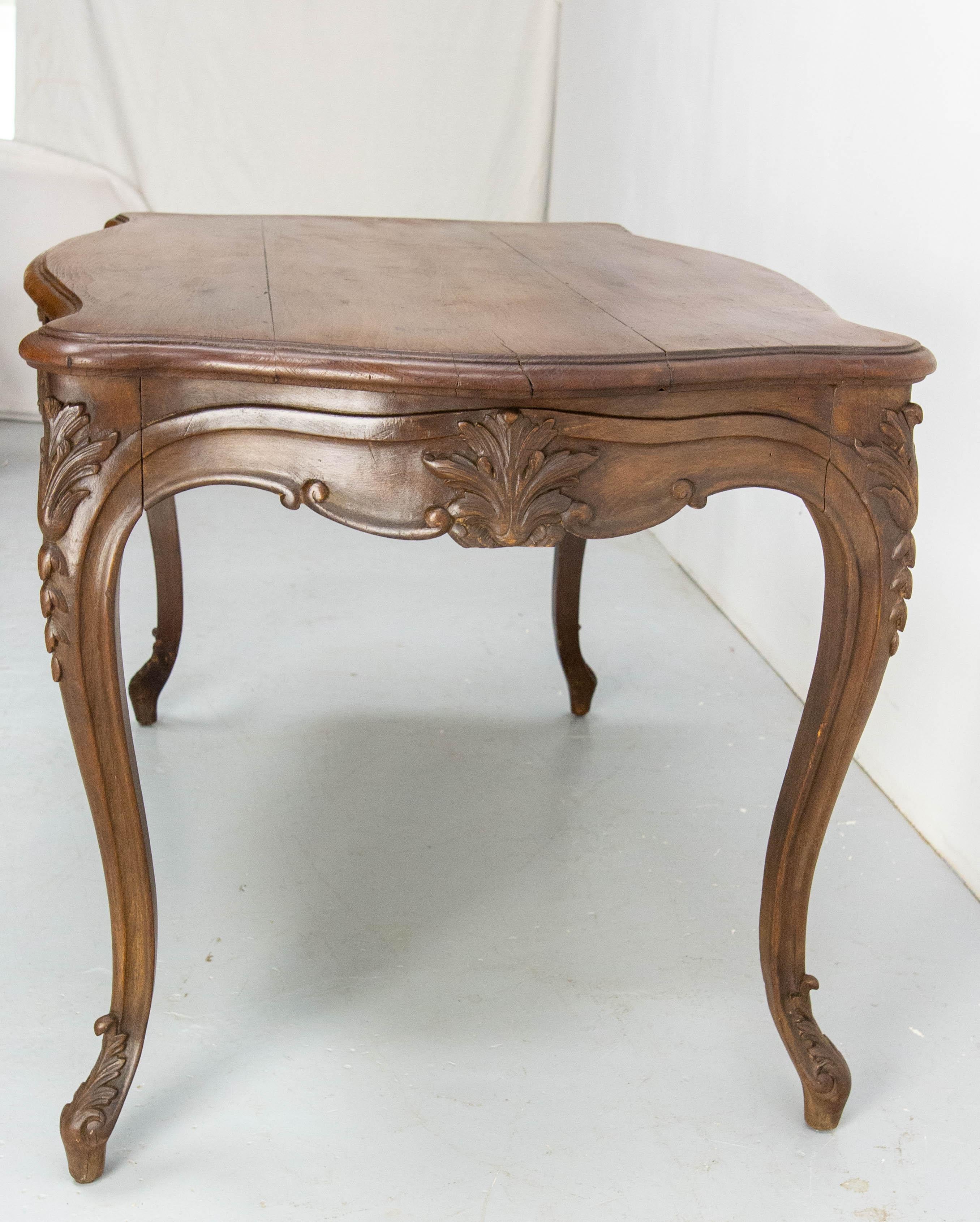 Pioppo Tavolo da pranzo in pioppo francese in stile Luigi XV circa 1850 in vendita