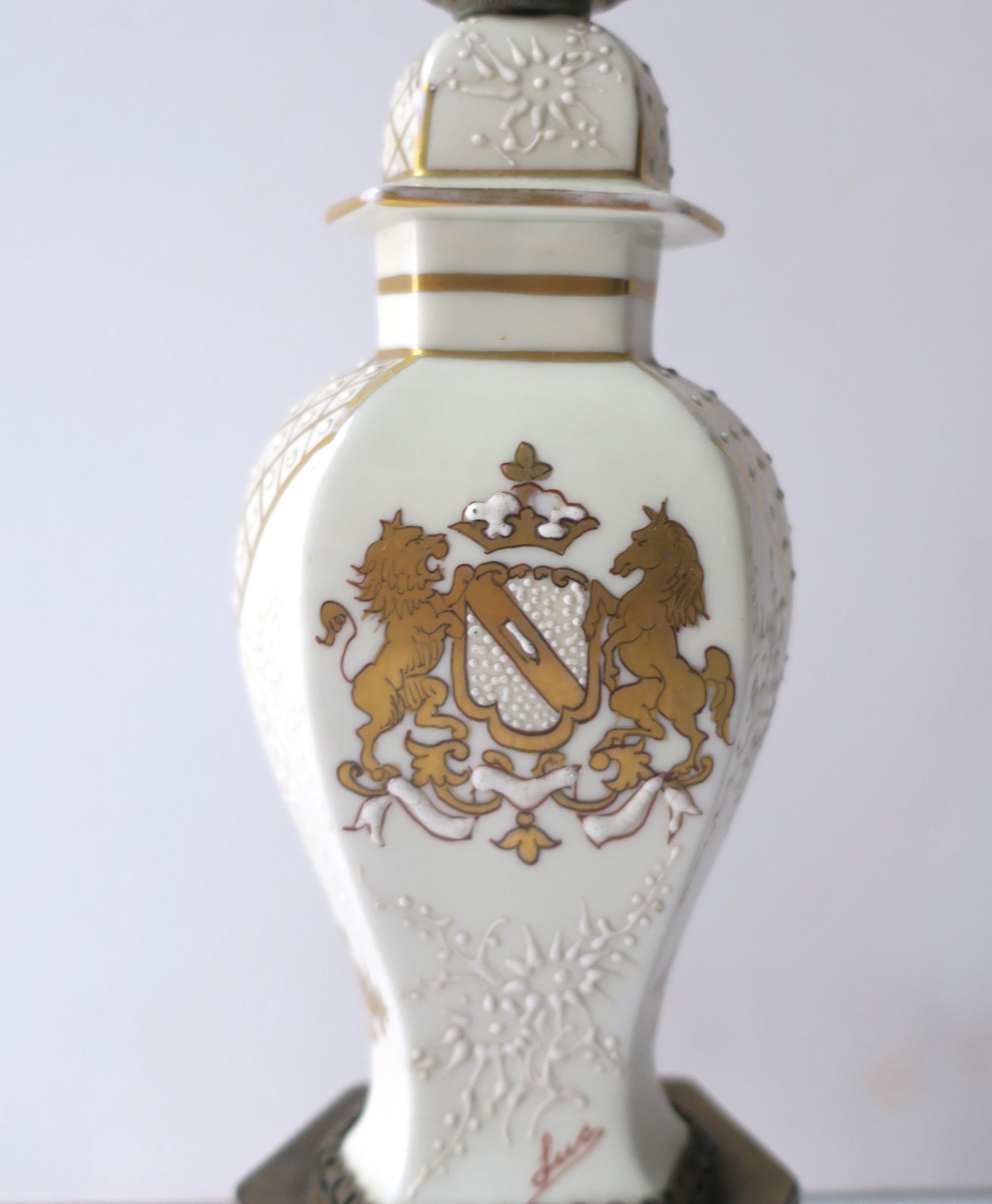 Lampe de bureau française en porcelaine et laiton avec motif de cheval de lion doré, petit modèle en vente 2