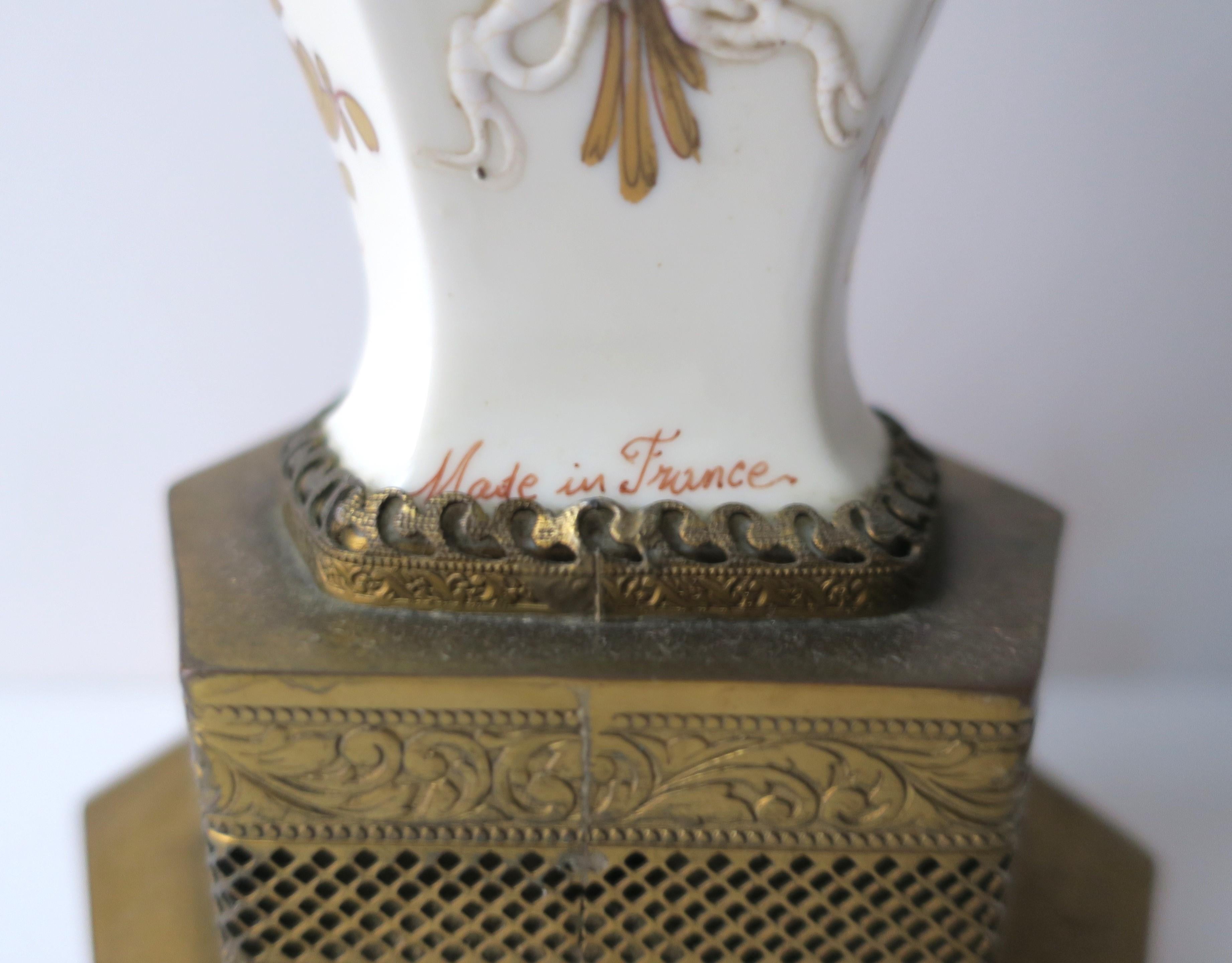 Lampe de bureau française en porcelaine et laiton avec motif de cheval de lion doré, petit modèle en vente 3