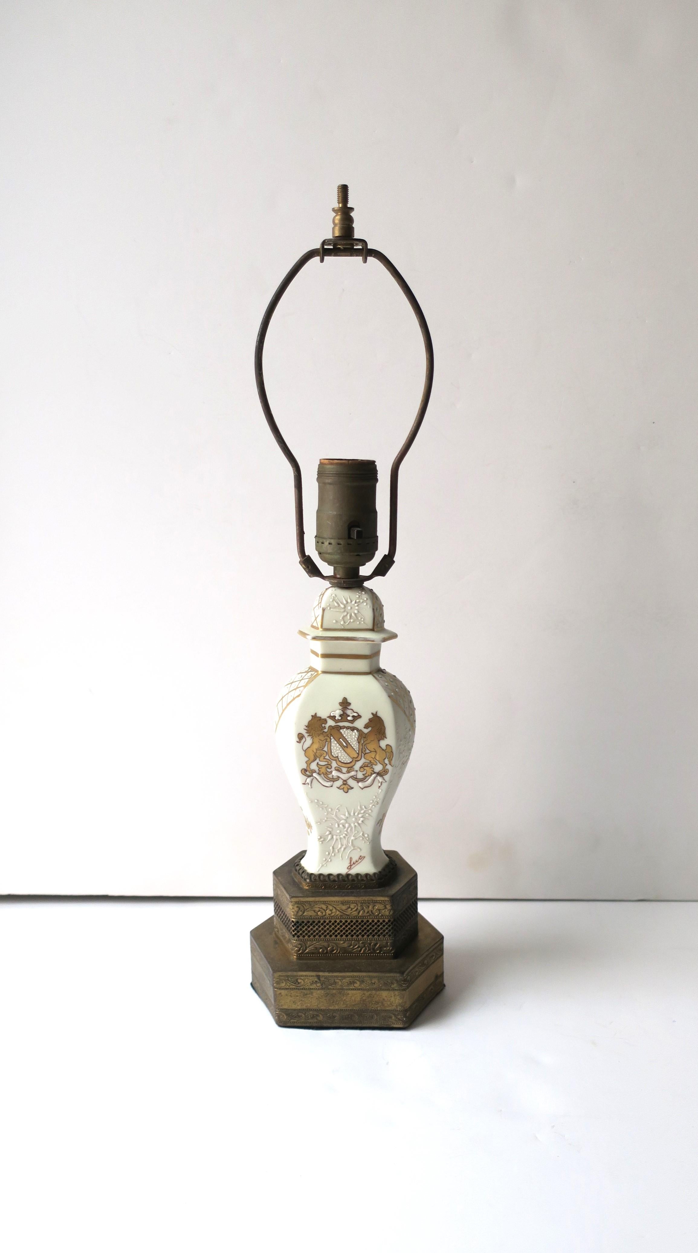 Empire Lampe de bureau française en porcelaine et laiton avec motif de cheval de lion doré, petit modèle en vente
