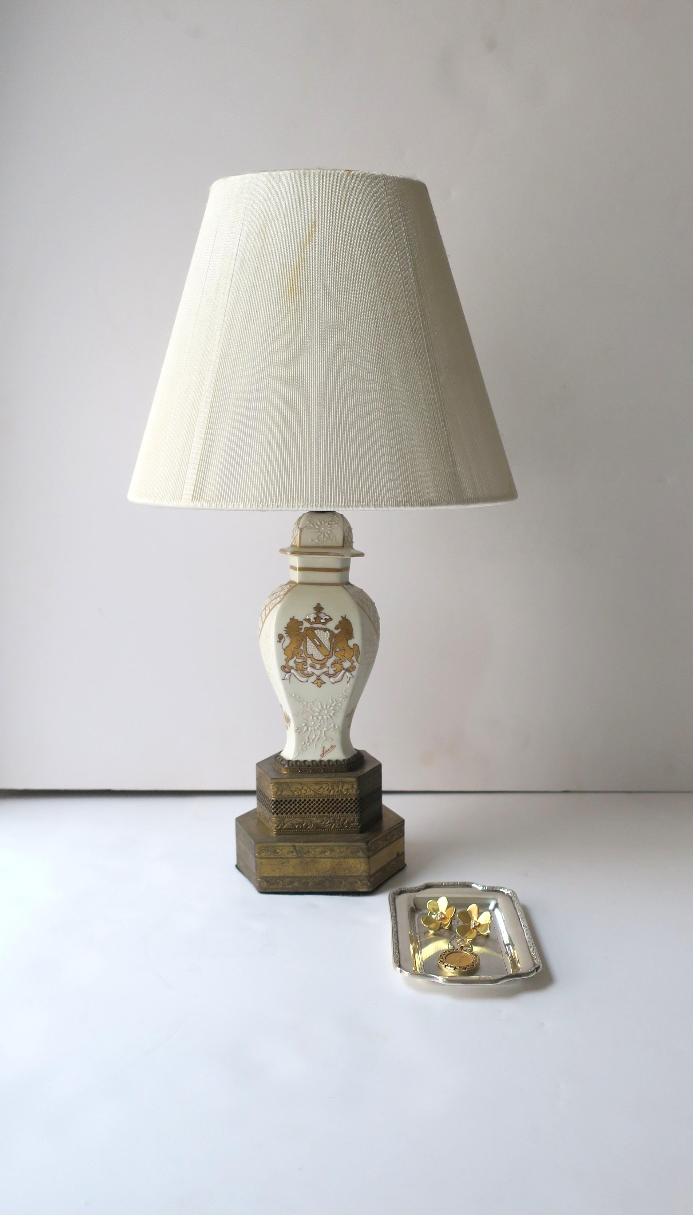 Empire Lampe de bureau française en porcelaine et laiton avec motif de cheval de lion doré, petit modèle en vente
