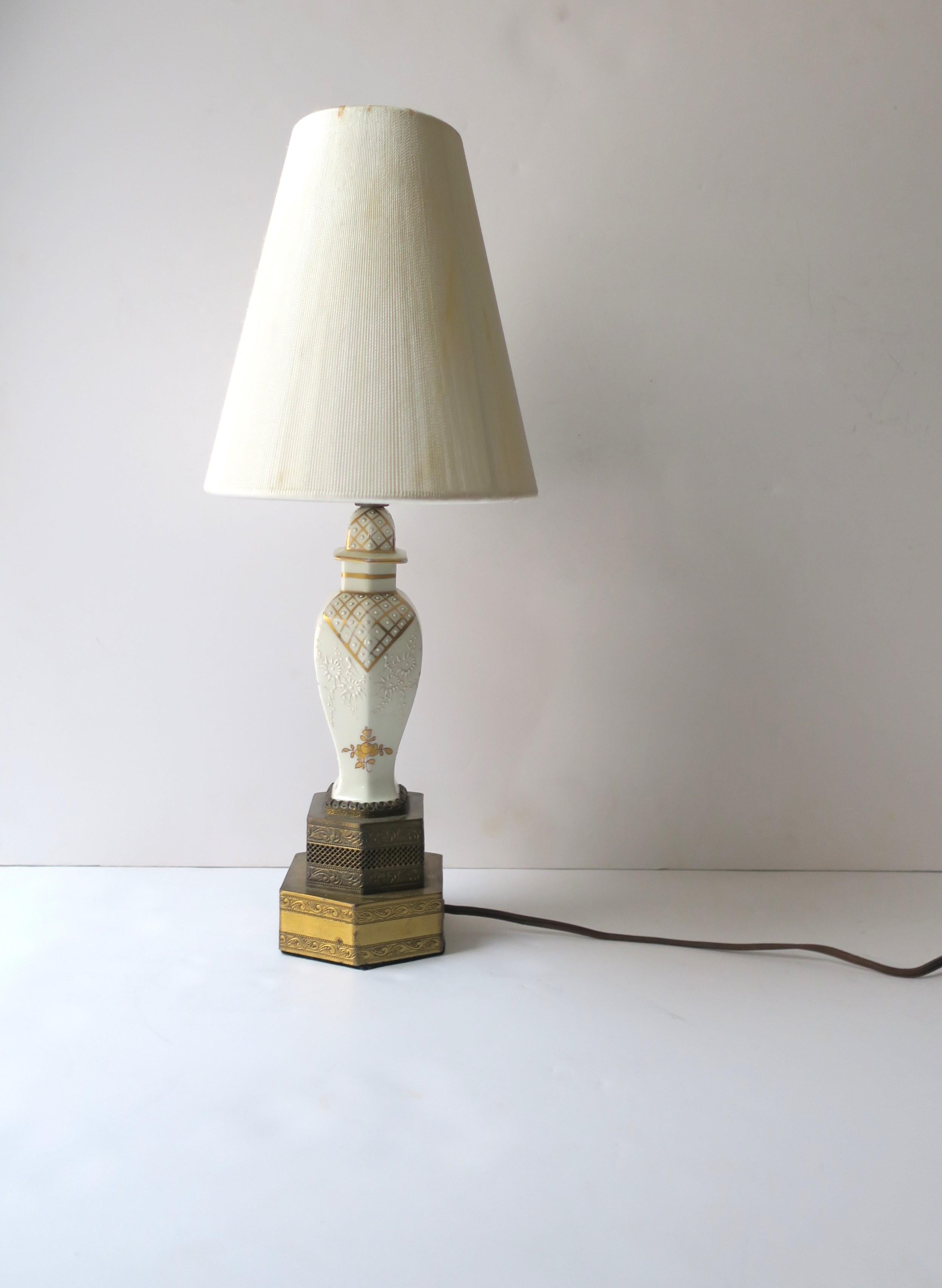 Vernissé Lampe de bureau française en porcelaine et laiton avec motif de cheval de lion doré, petit modèle en vente