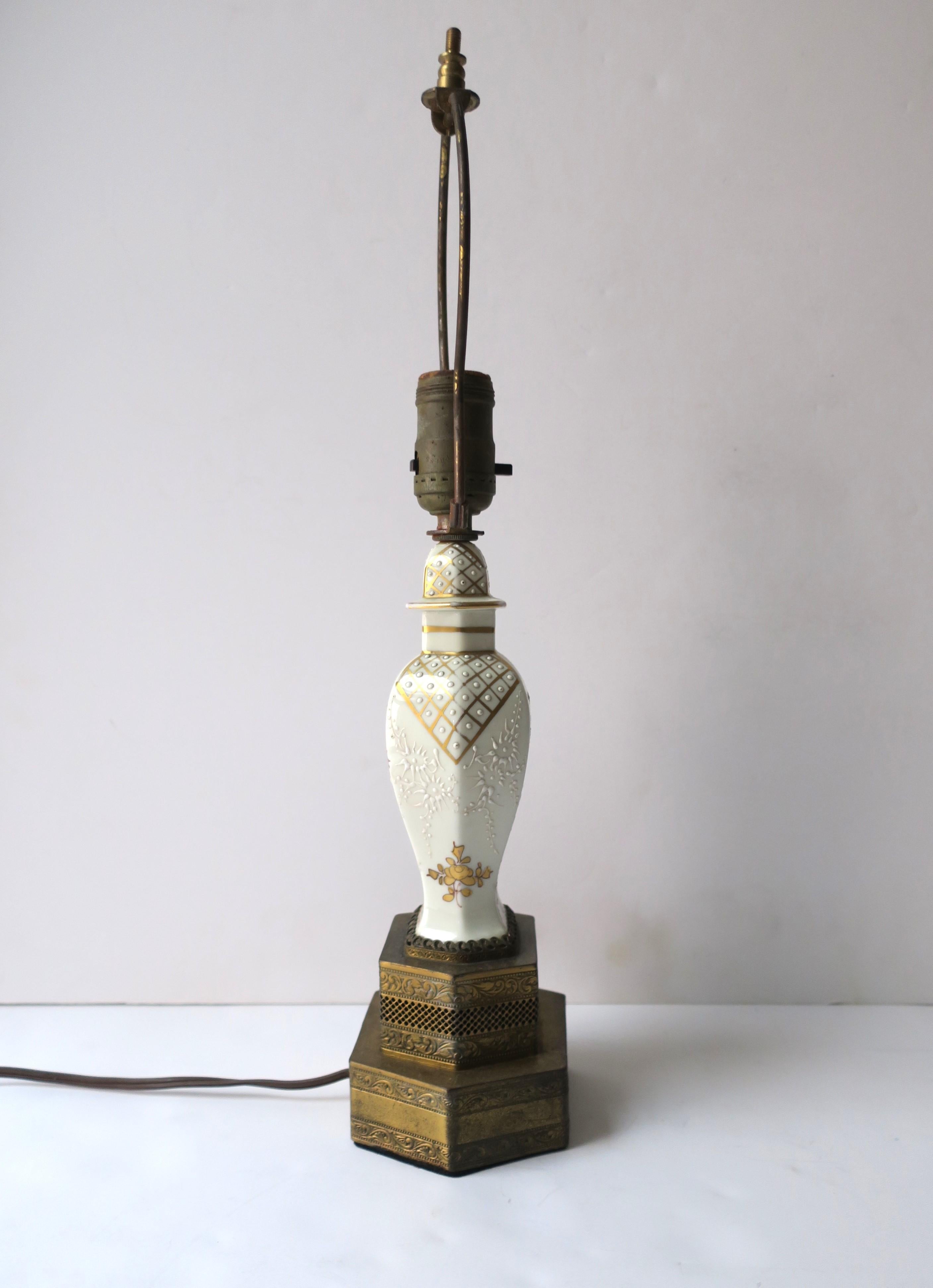 20ième siècle Lampe de bureau française en porcelaine et laiton avec motif de cheval de lion doré, petit modèle en vente
