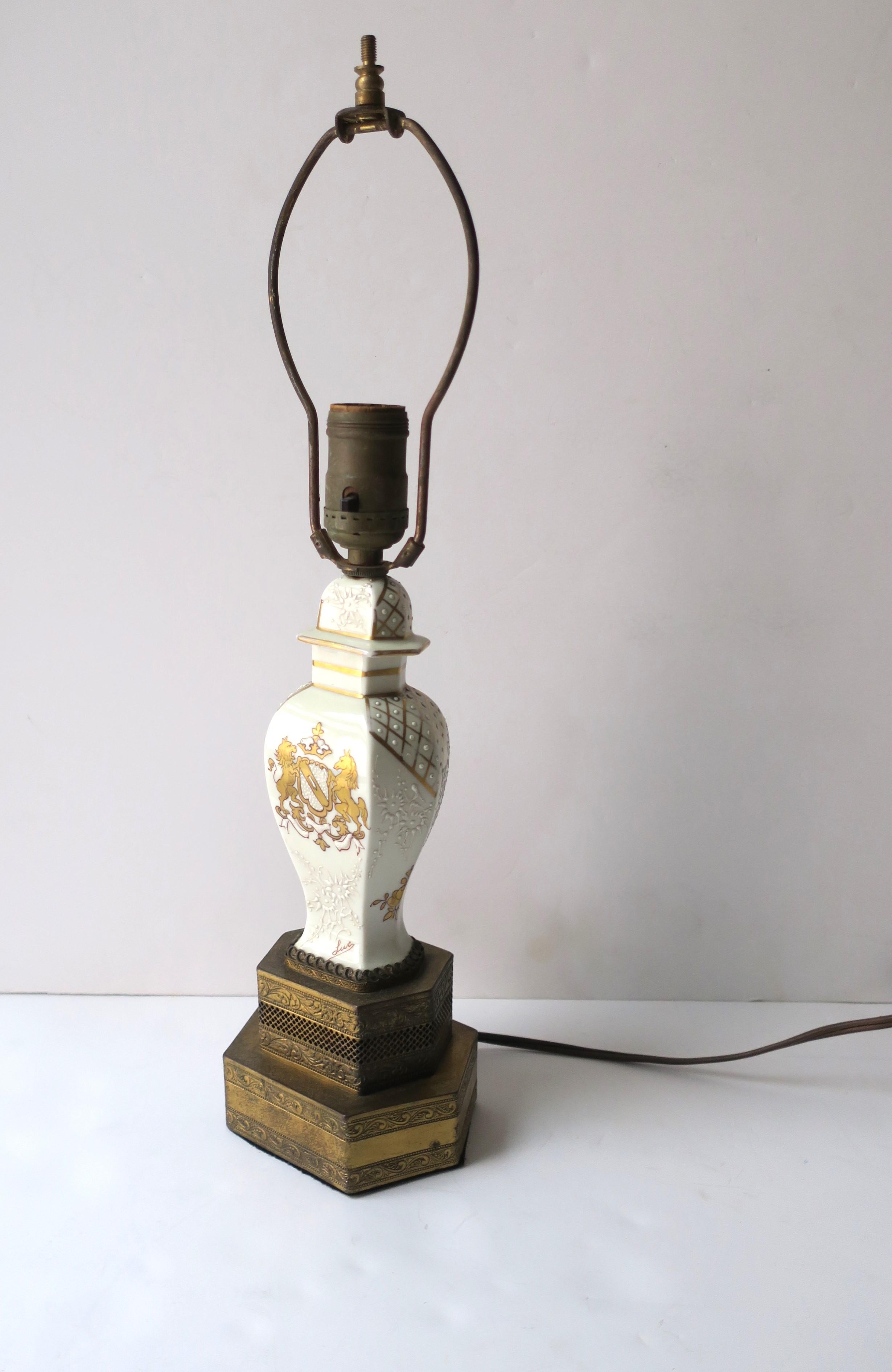 Or Lampe de bureau française en porcelaine et laiton avec motif de cheval de lion doré, petit modèle en vente