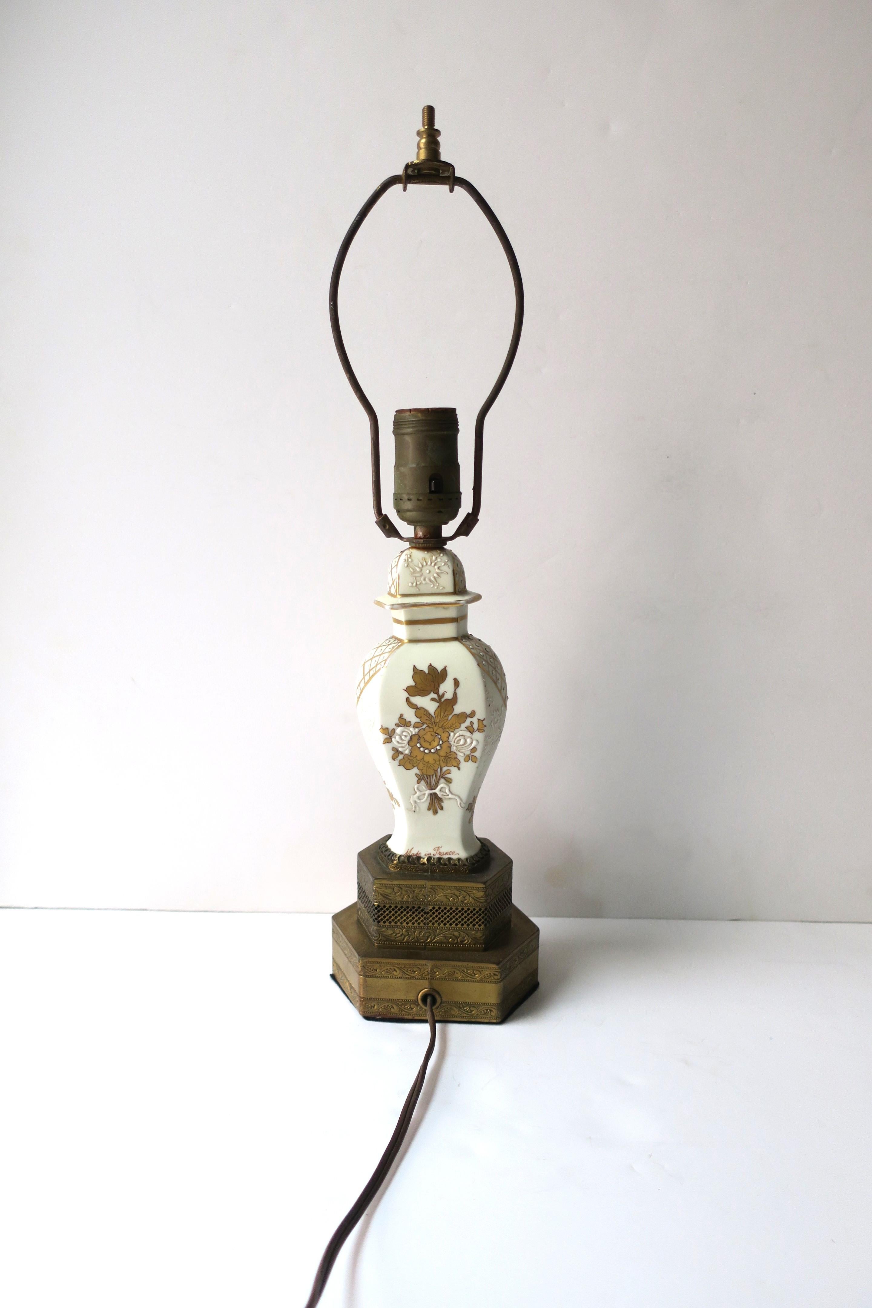 Lampe de bureau française en porcelaine et laiton avec motif de cheval de lion doré, petit modèle en vente 1