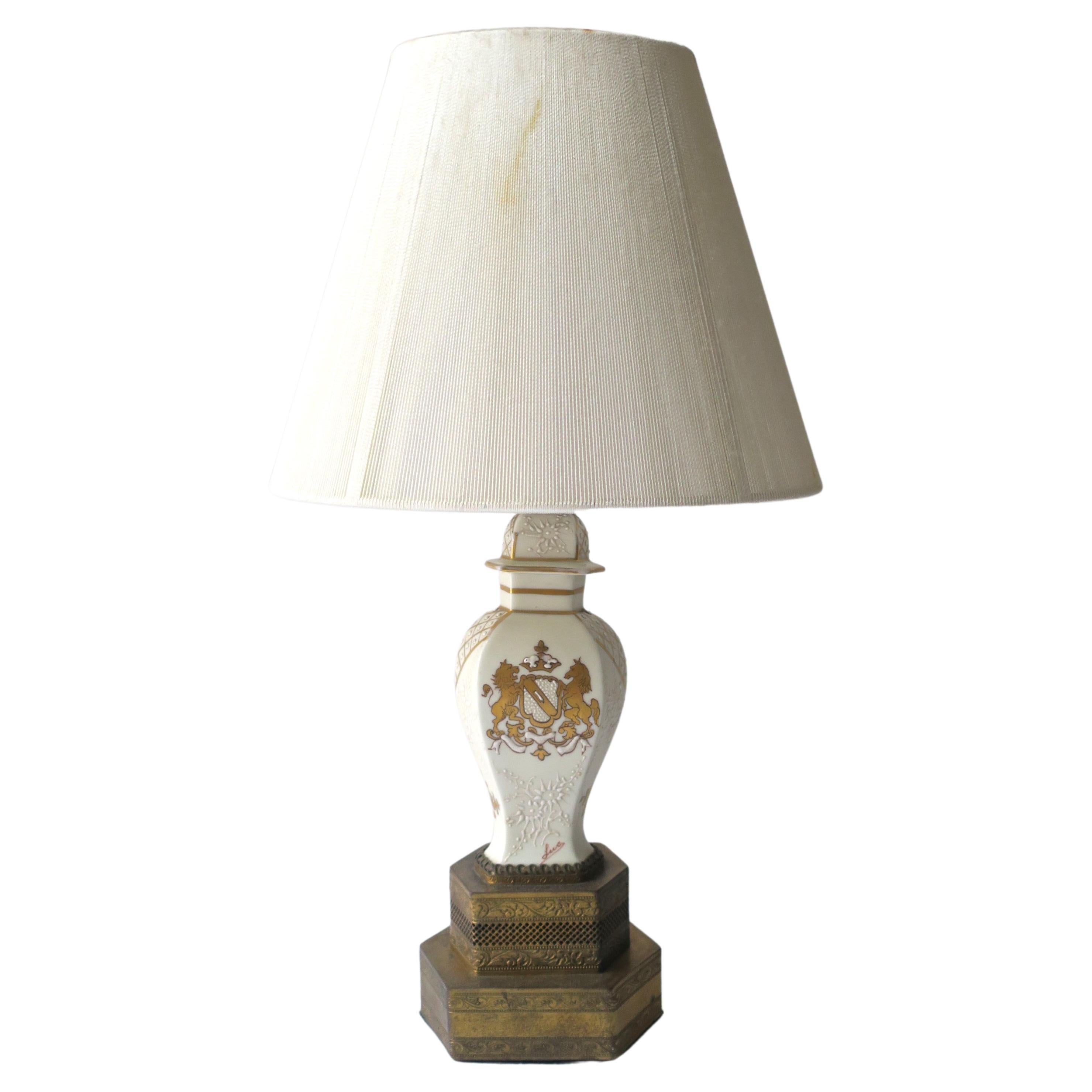 Französische Tischlampe aus Porzellan und Messing mit goldenem Löwenpferd-Design, klein