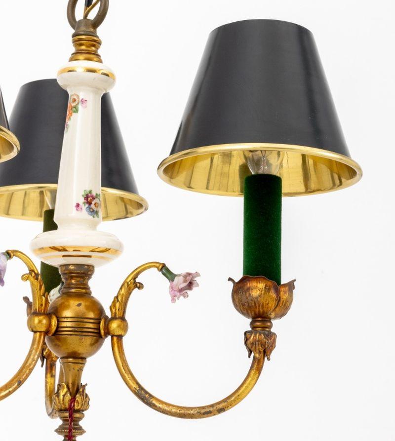 Lampadario a tre luci in porcellana francese e ottone In condizioni buone in vendita a Astoria, NY