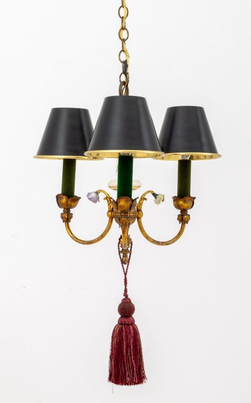 Ottone Lampadario a tre luci in porcellana francese e ottone in vendita