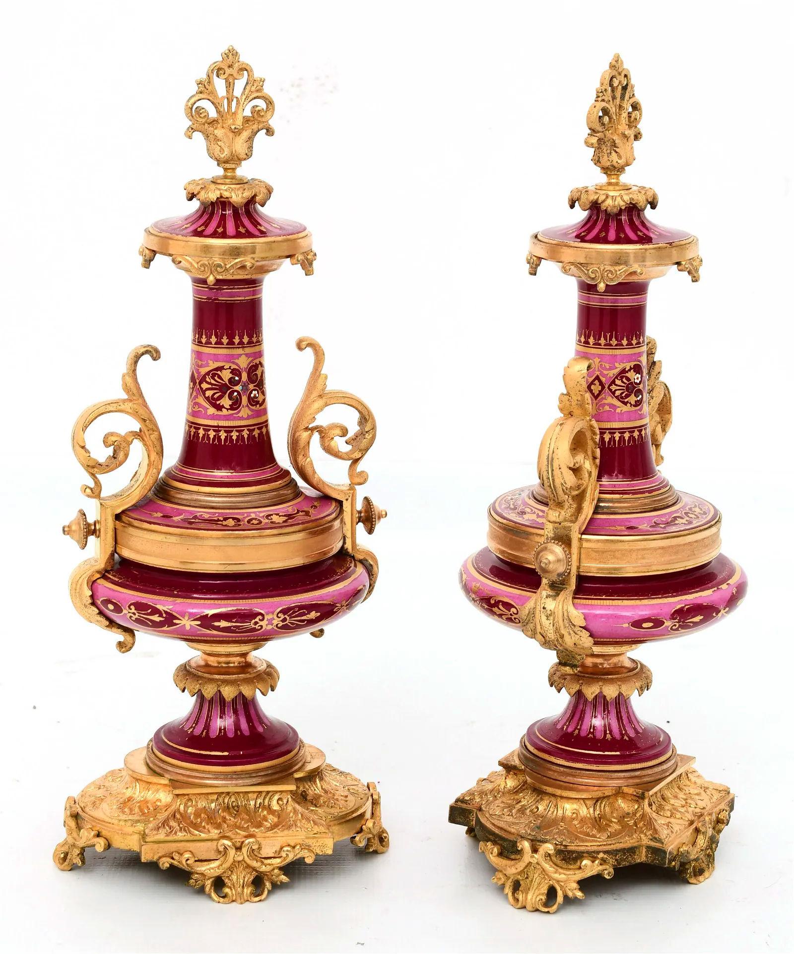 Französisches Porzellan und vergoldete Bronze Kaminsimsuhr Garnitur  im Angebot 5