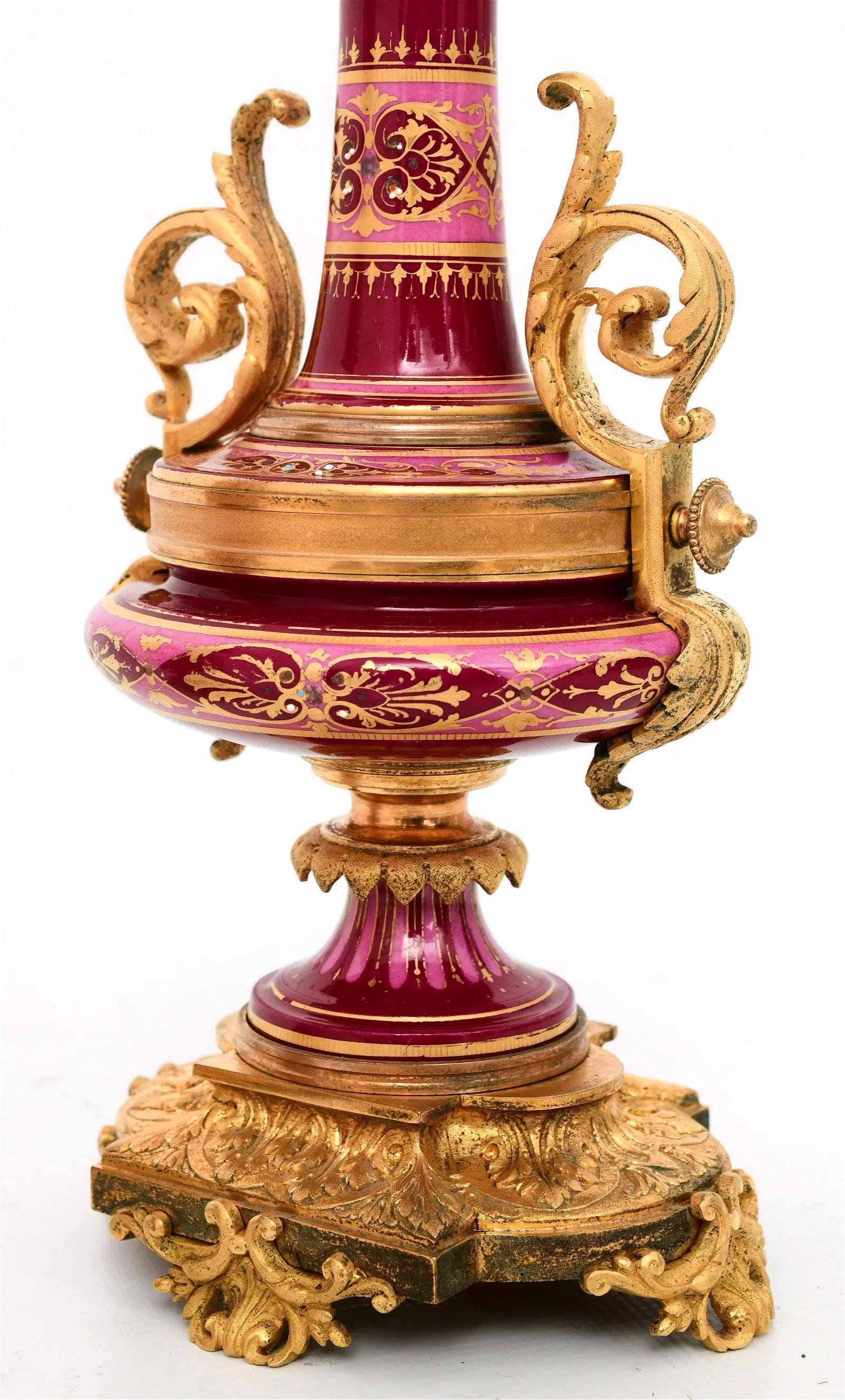 Französisches Porzellan und vergoldete Bronze Kaminsimsuhr Garnitur  im Angebot 1