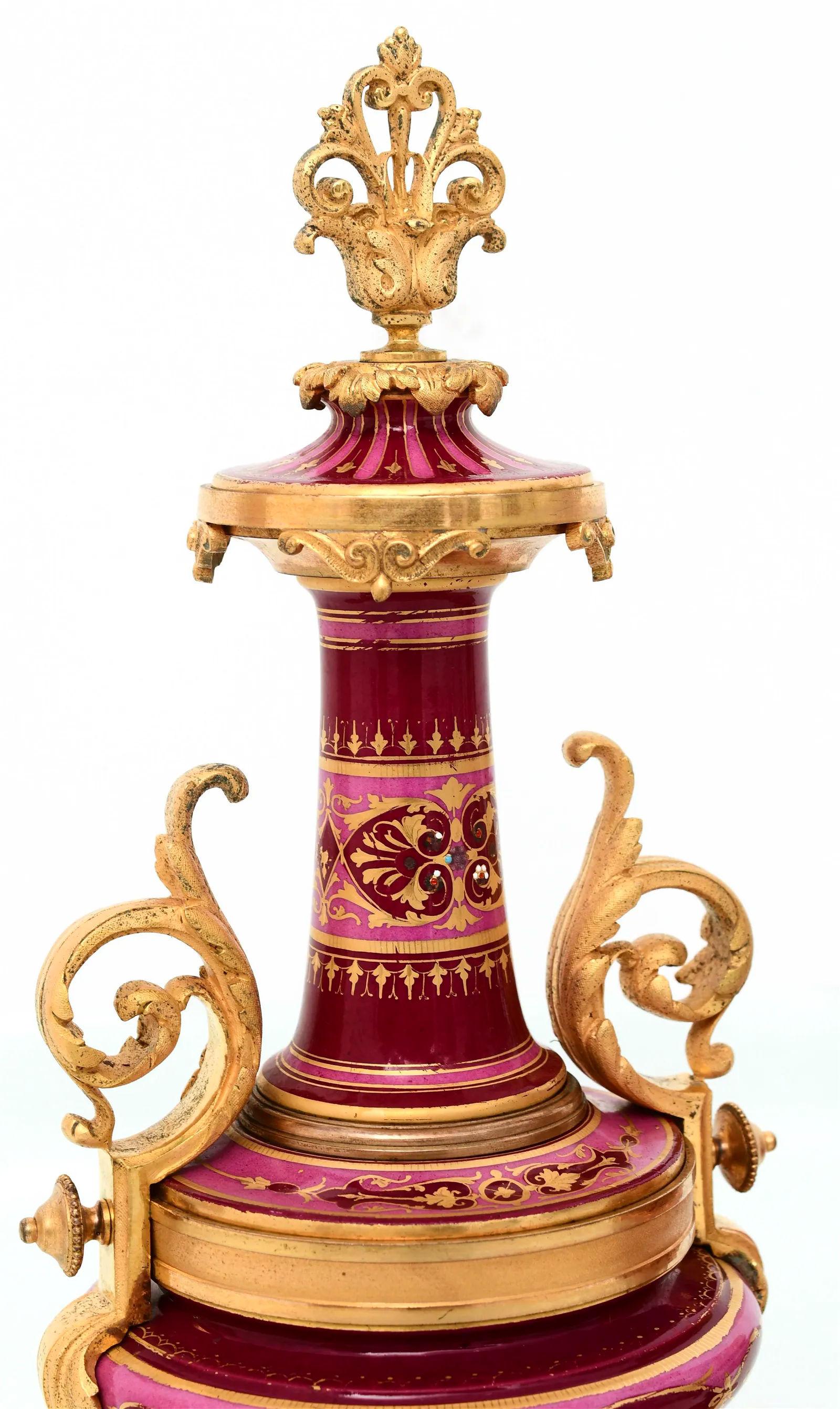 Französisches Porzellan und vergoldete Bronze Kaminsimsuhr Garnitur  im Angebot 2