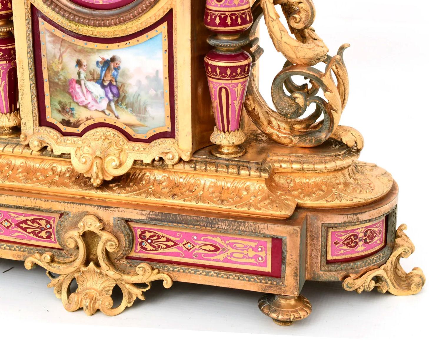 Französisches Porzellan und vergoldete Bronze Kaminsimsuhr Garnitur  im Angebot 4