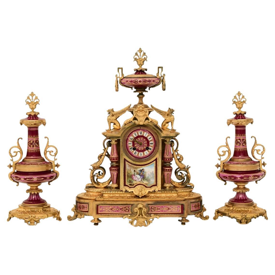 Französisches Porzellan und vergoldete Bronze Kaminsimsuhr Garnitur  im Angebot